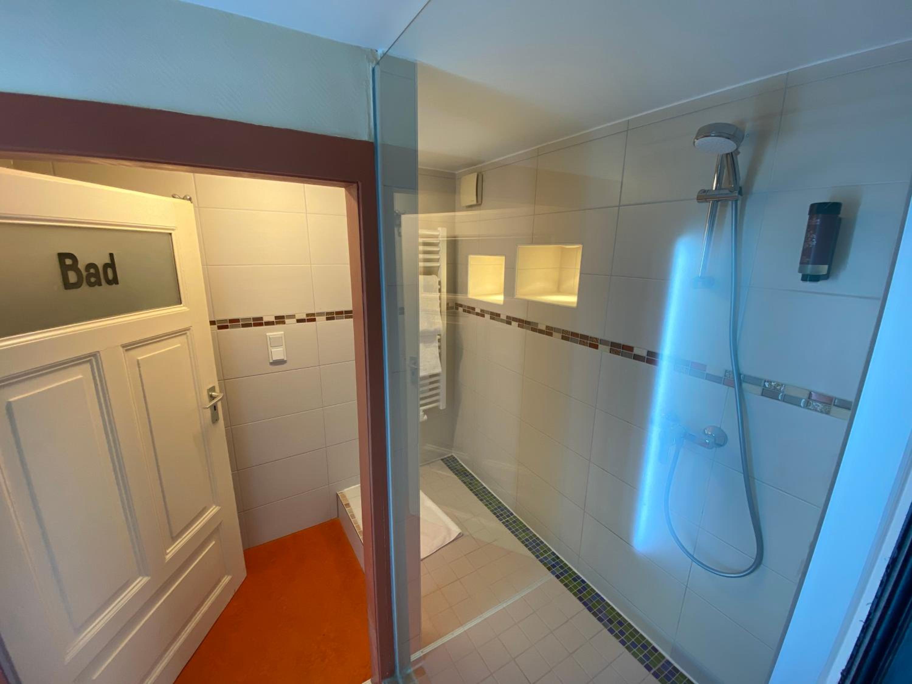Deluxe King Room - Photo 11