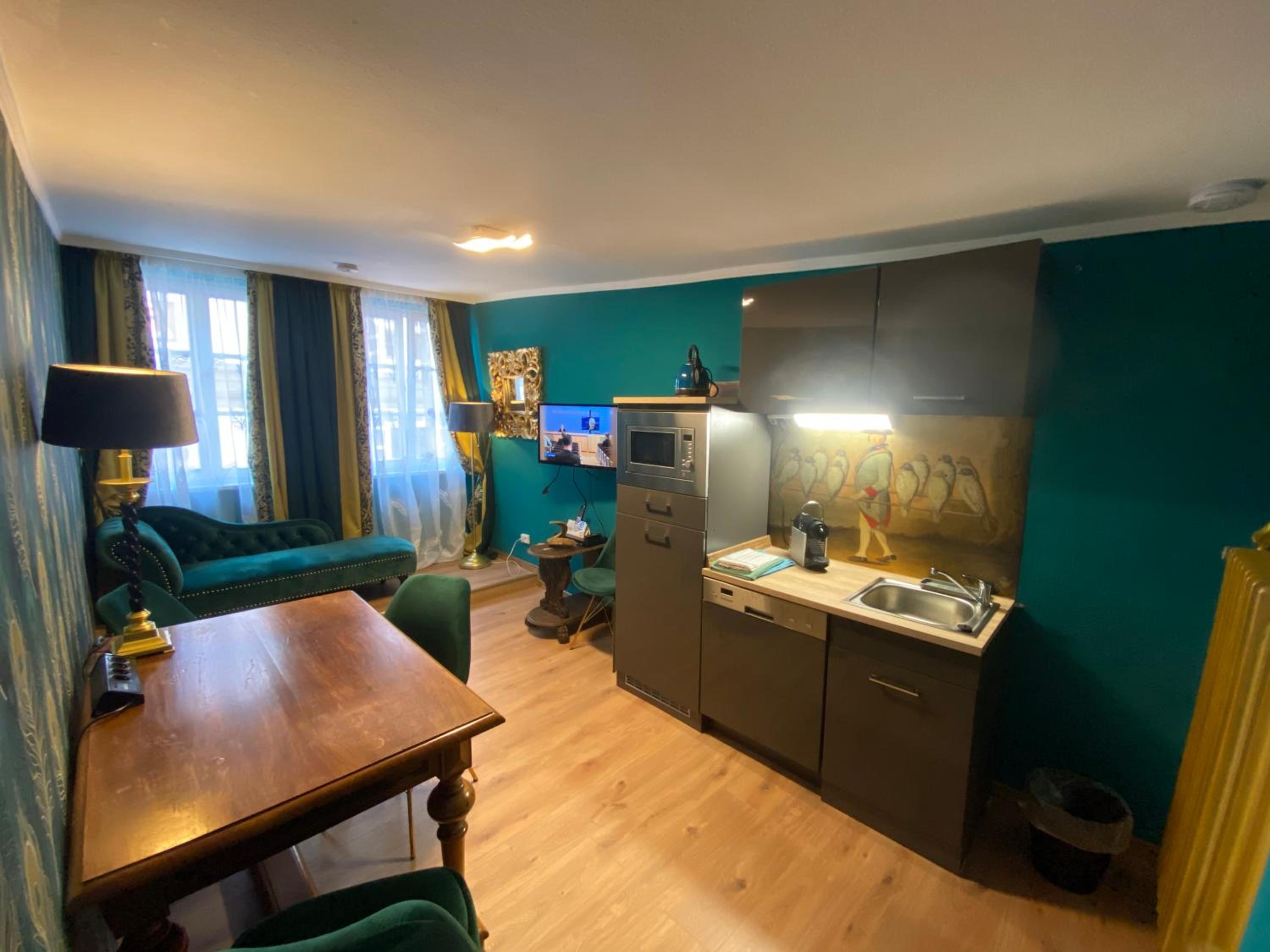 Deluxe King Room - Photo 9