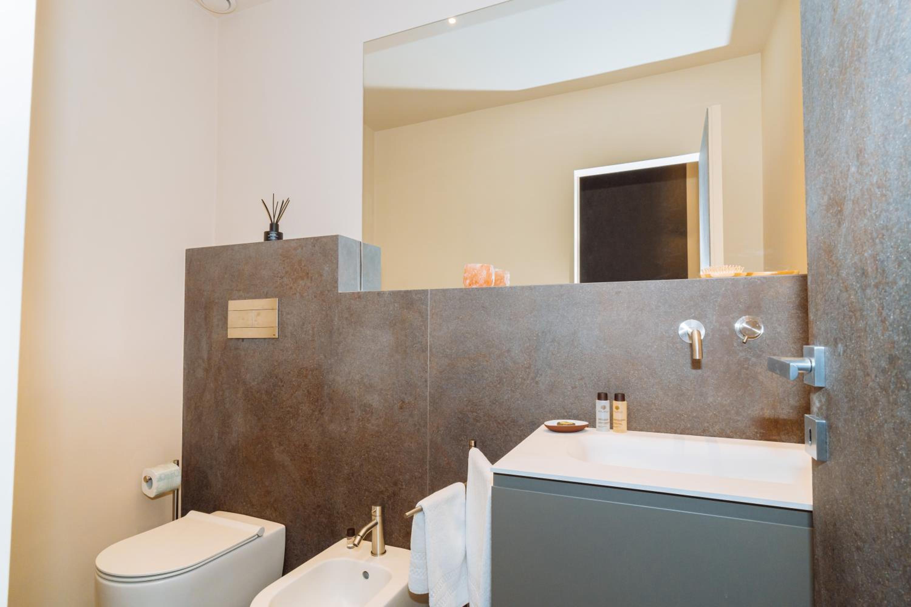 Suite with Hot Tub - Photo 5
