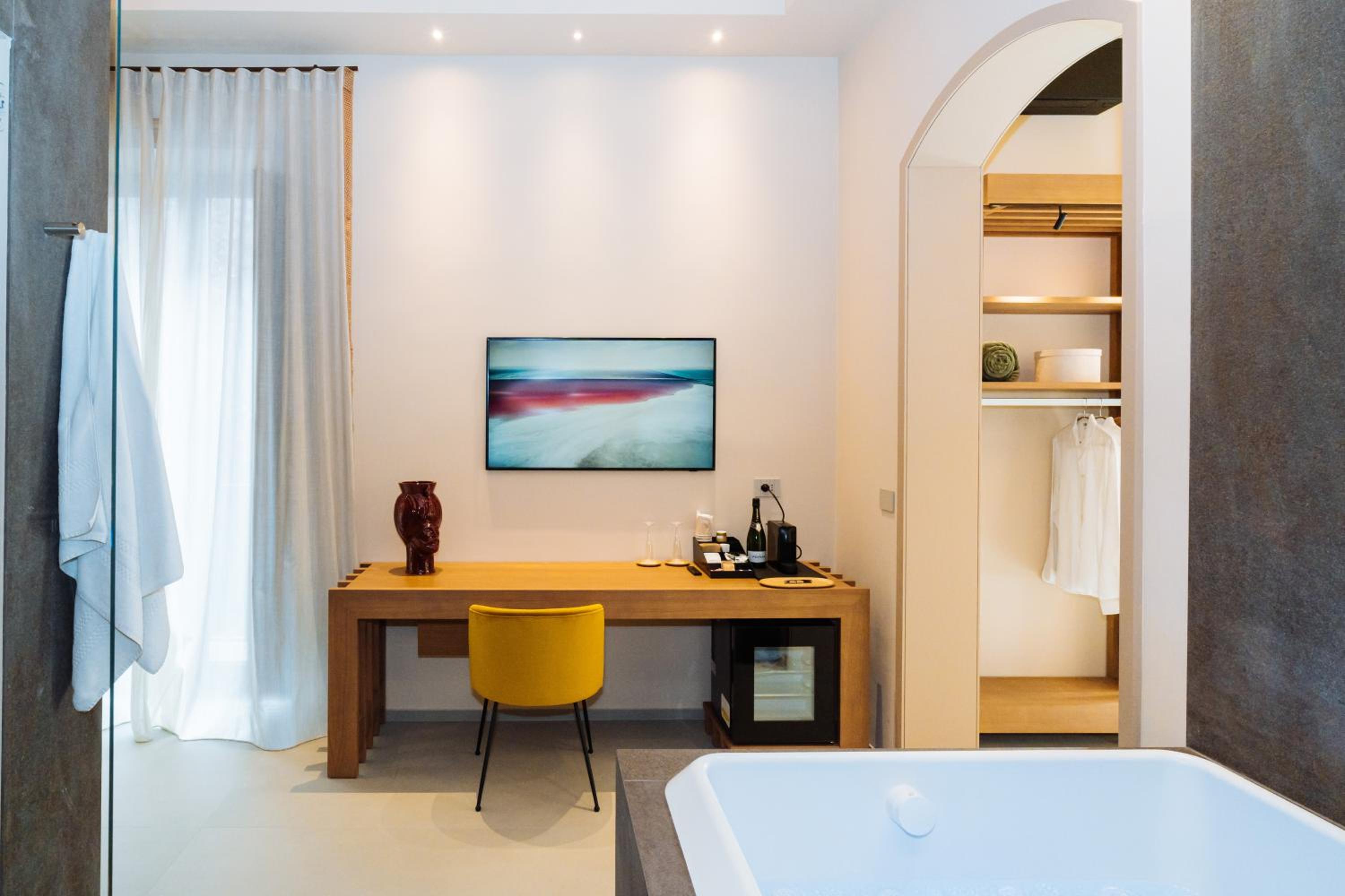 Suite with Hot Tub - Photo 2