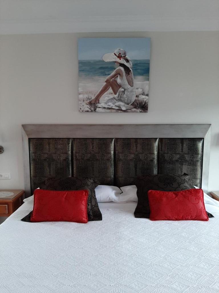 Five-Bedroom House photo 3