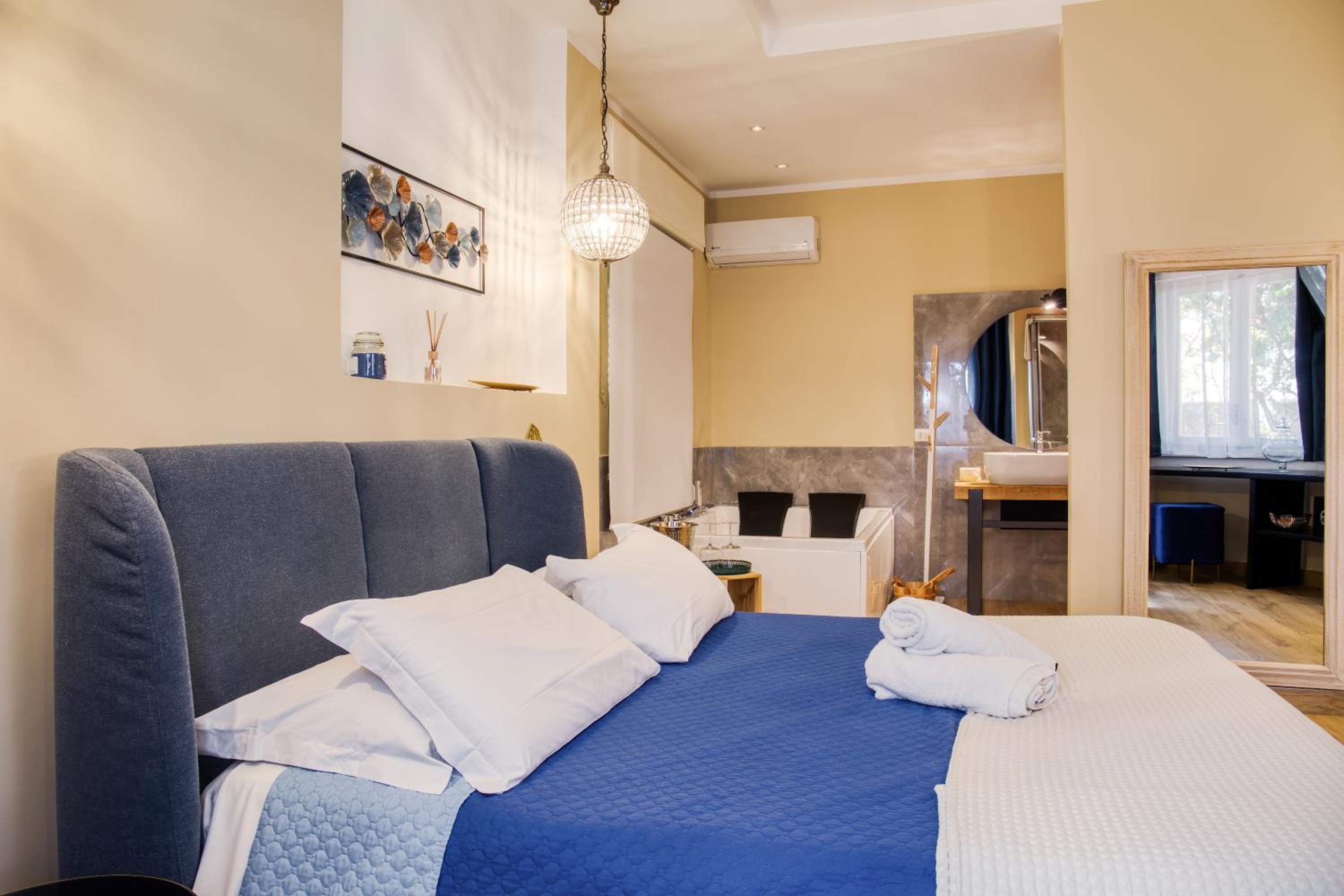 Deluxe Suite with Spa Bath photo 1