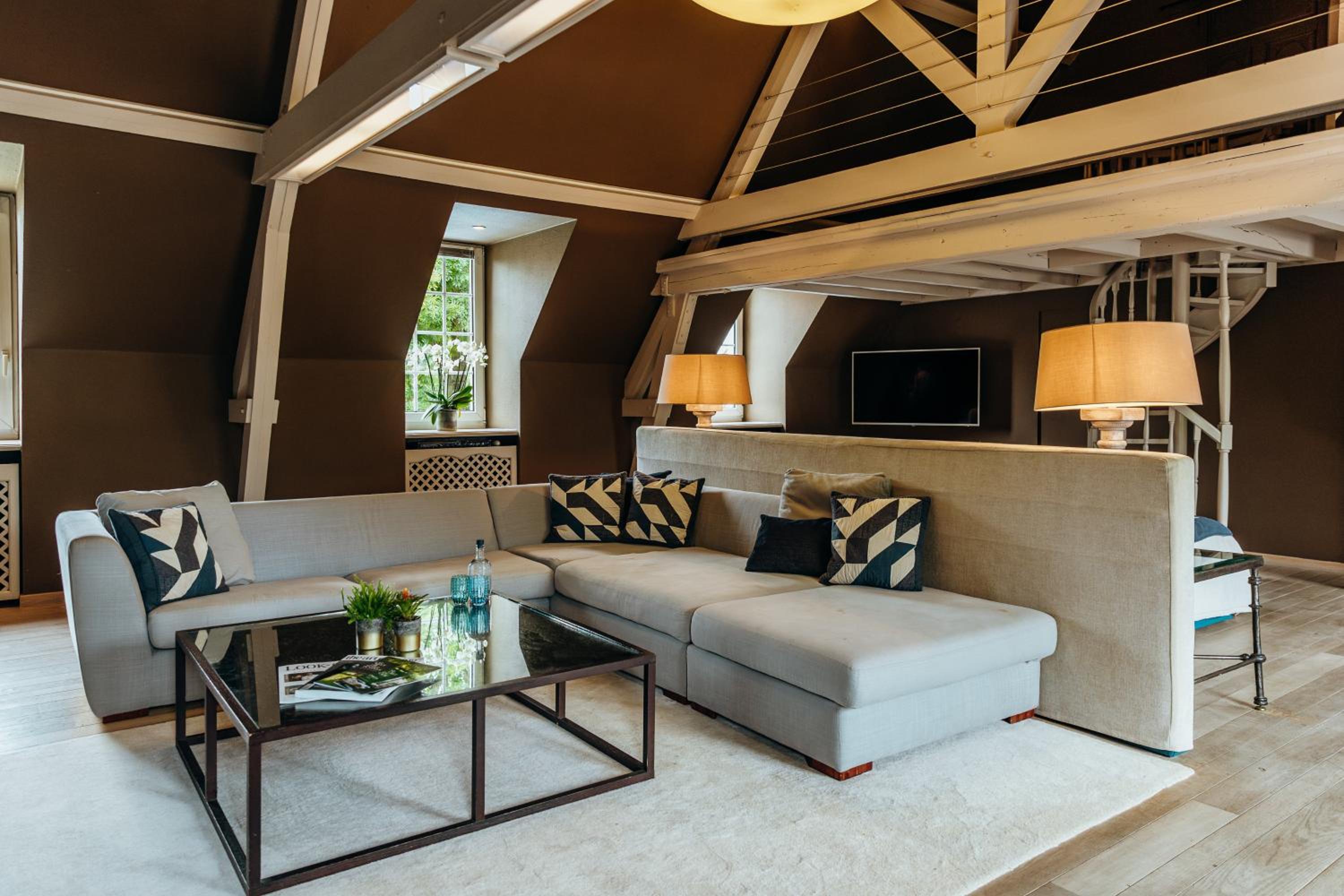 Suite - Photo 1