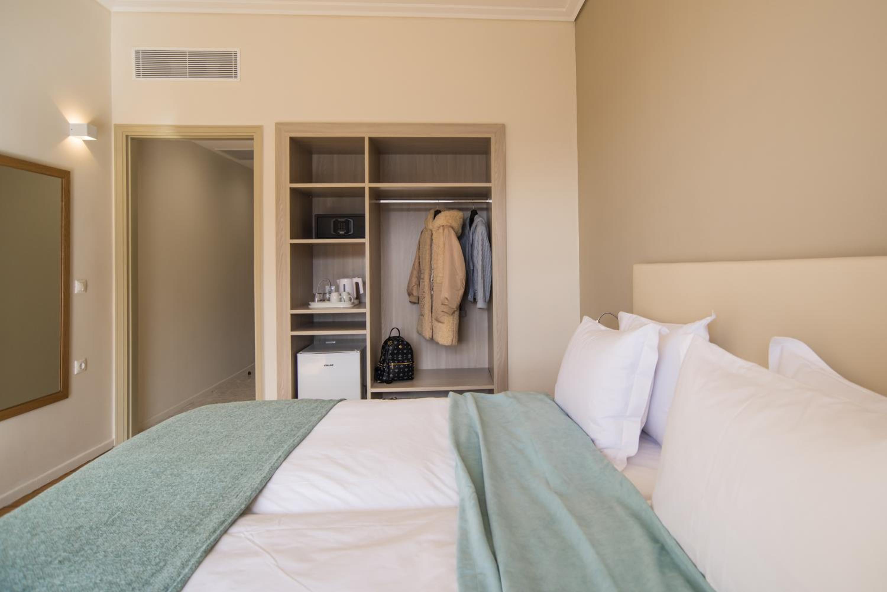 Double or Twin Room with Balcony - Photo 5