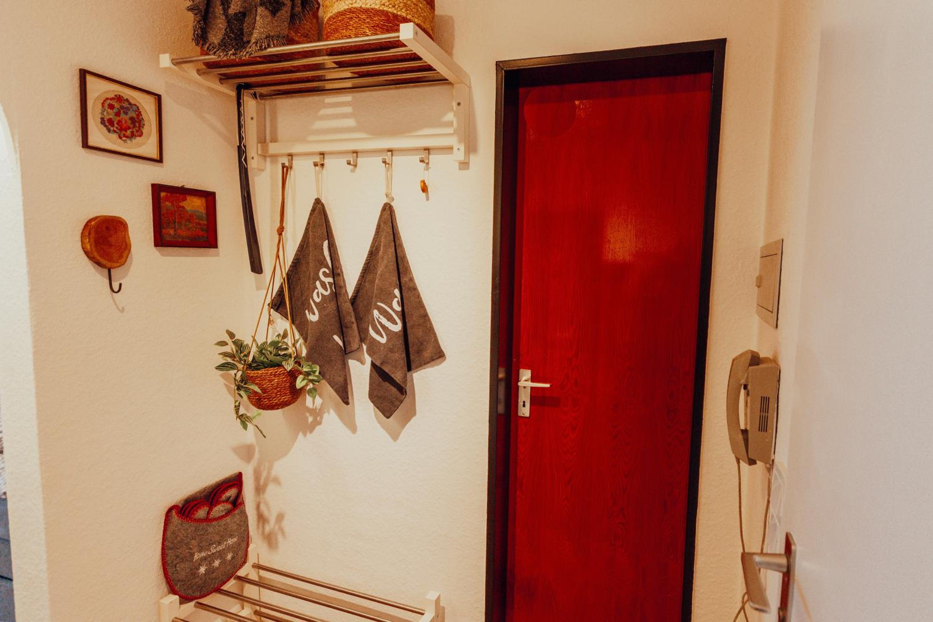 One-Bedroom Apartment photo 1