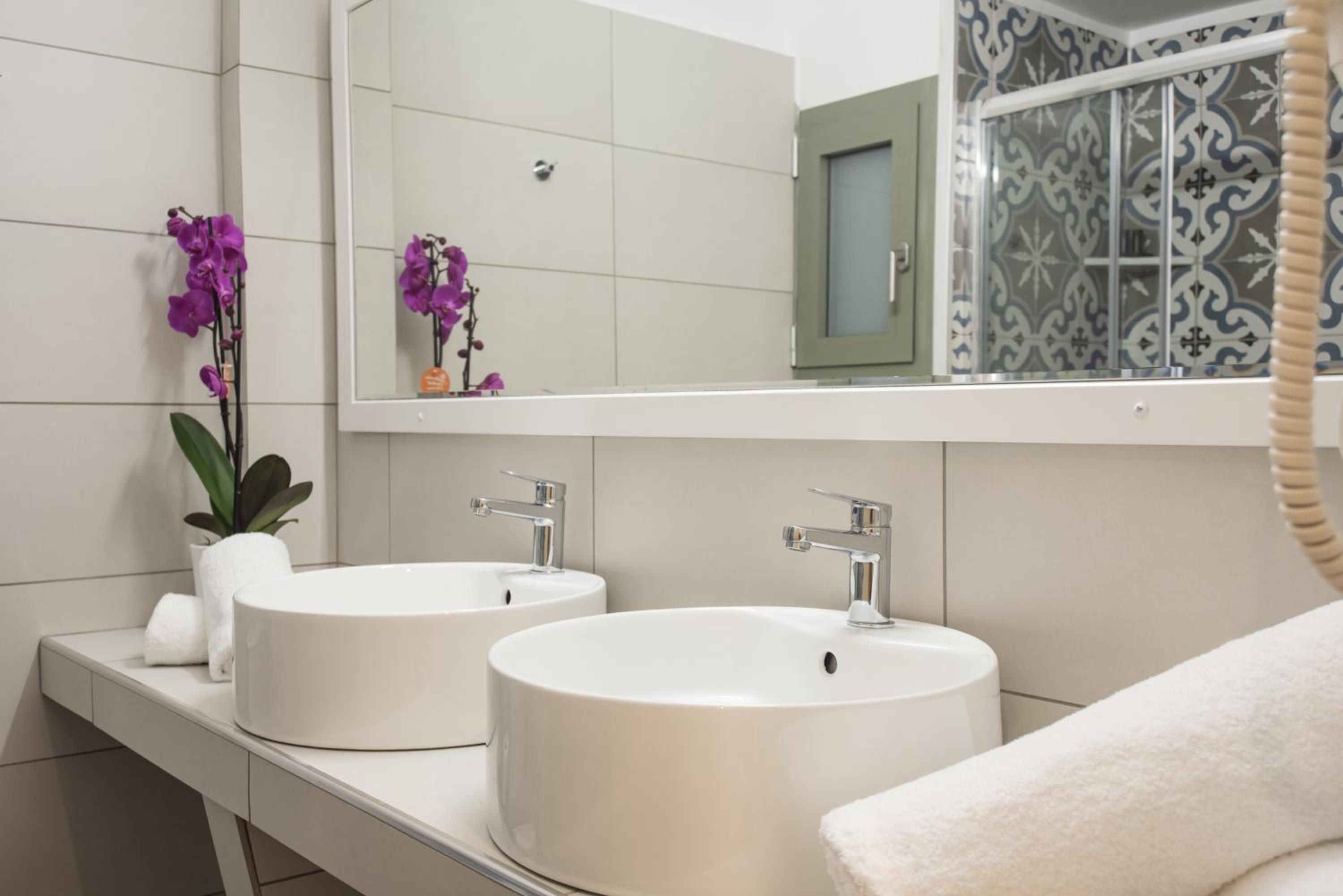 Quadruple Room with Balcony - Photo 6