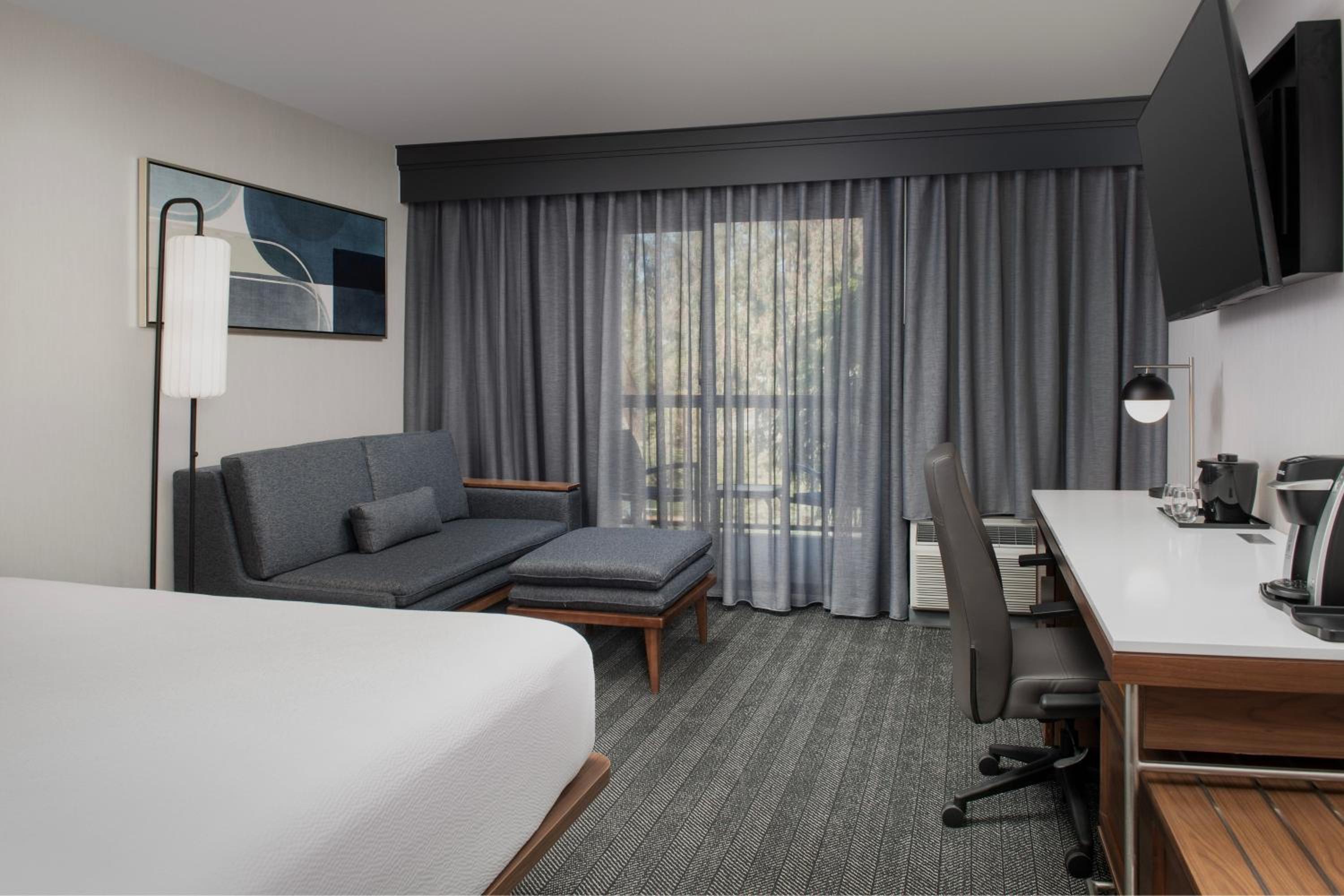 King Room with Sofa Bed - Photo 3