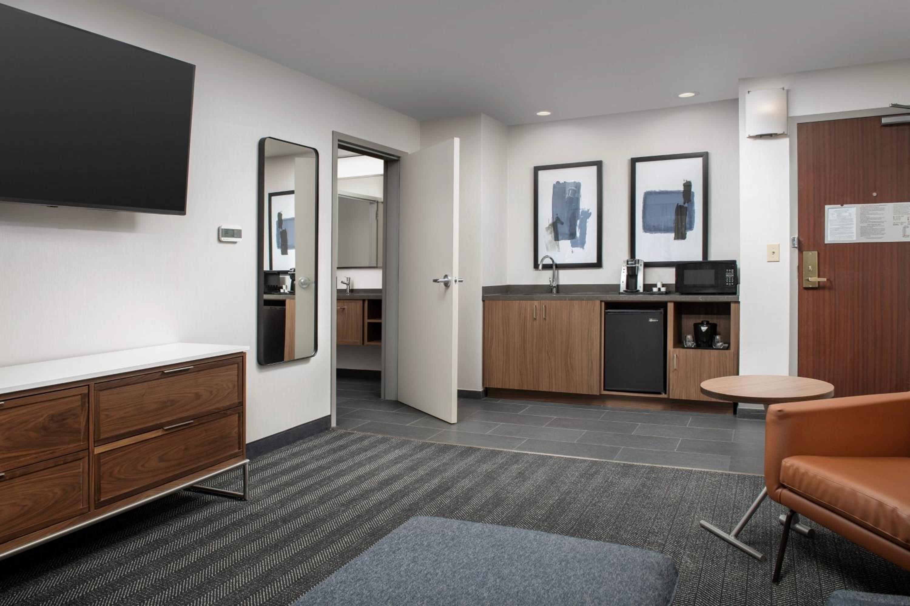 One-Bedroom King Suite with Sofa Bed  - Photo 3
