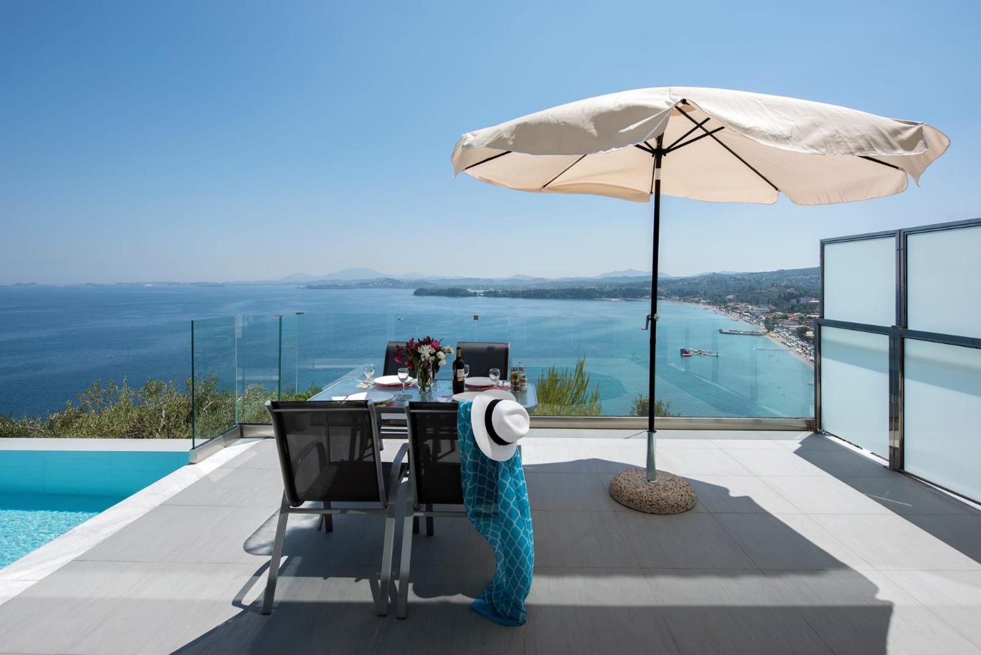 Eight-Bedroom Villa photo 3