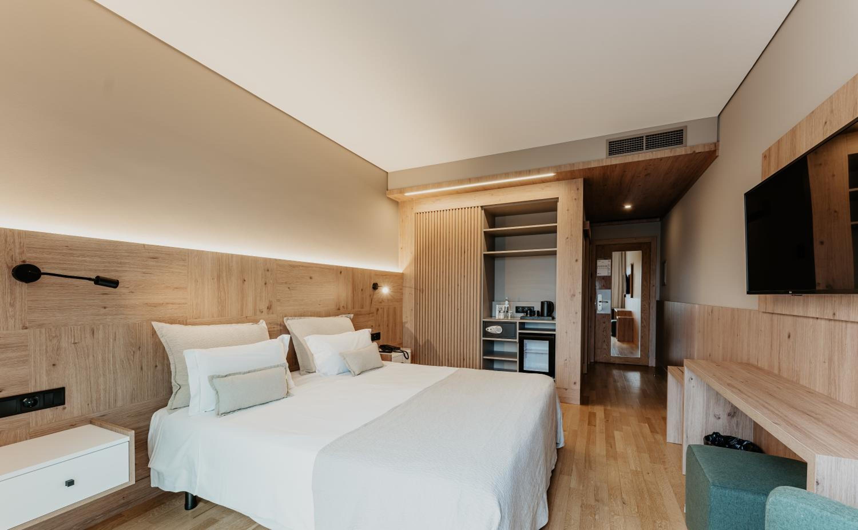 Double Room with Pool View - Photo 3