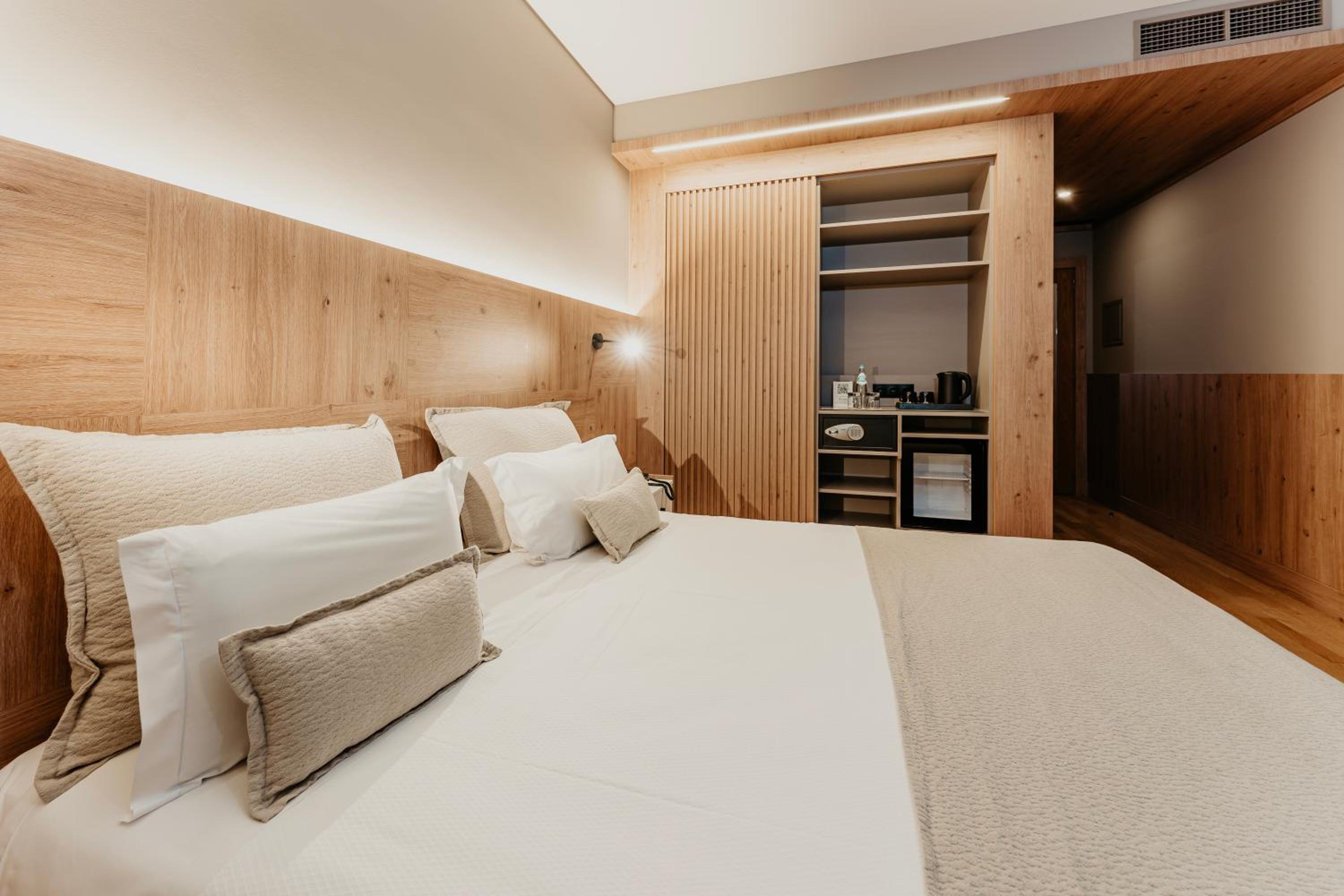 Double Room with Pool View - Photo 2