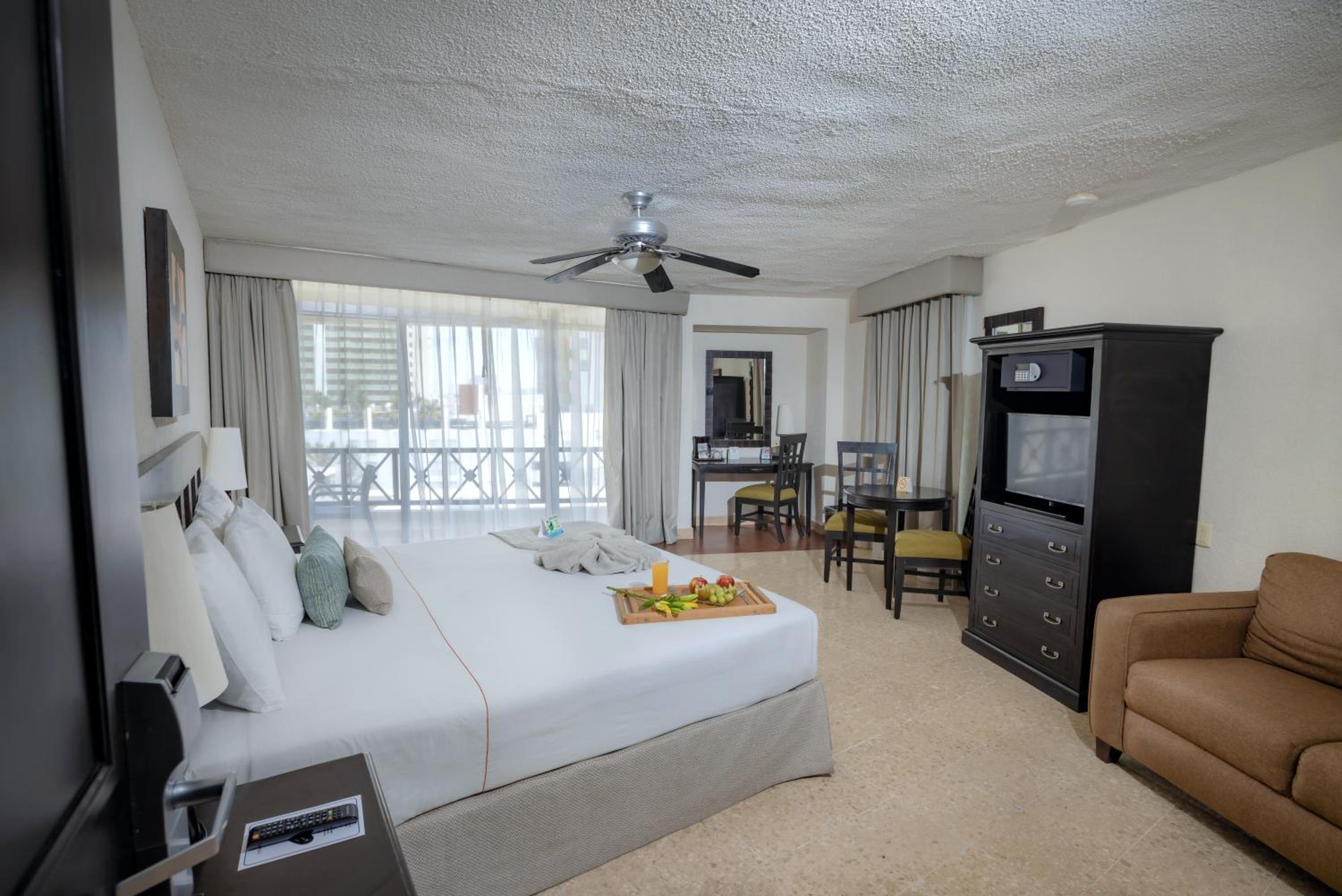 King Room - Non-Smoking - Photo 3