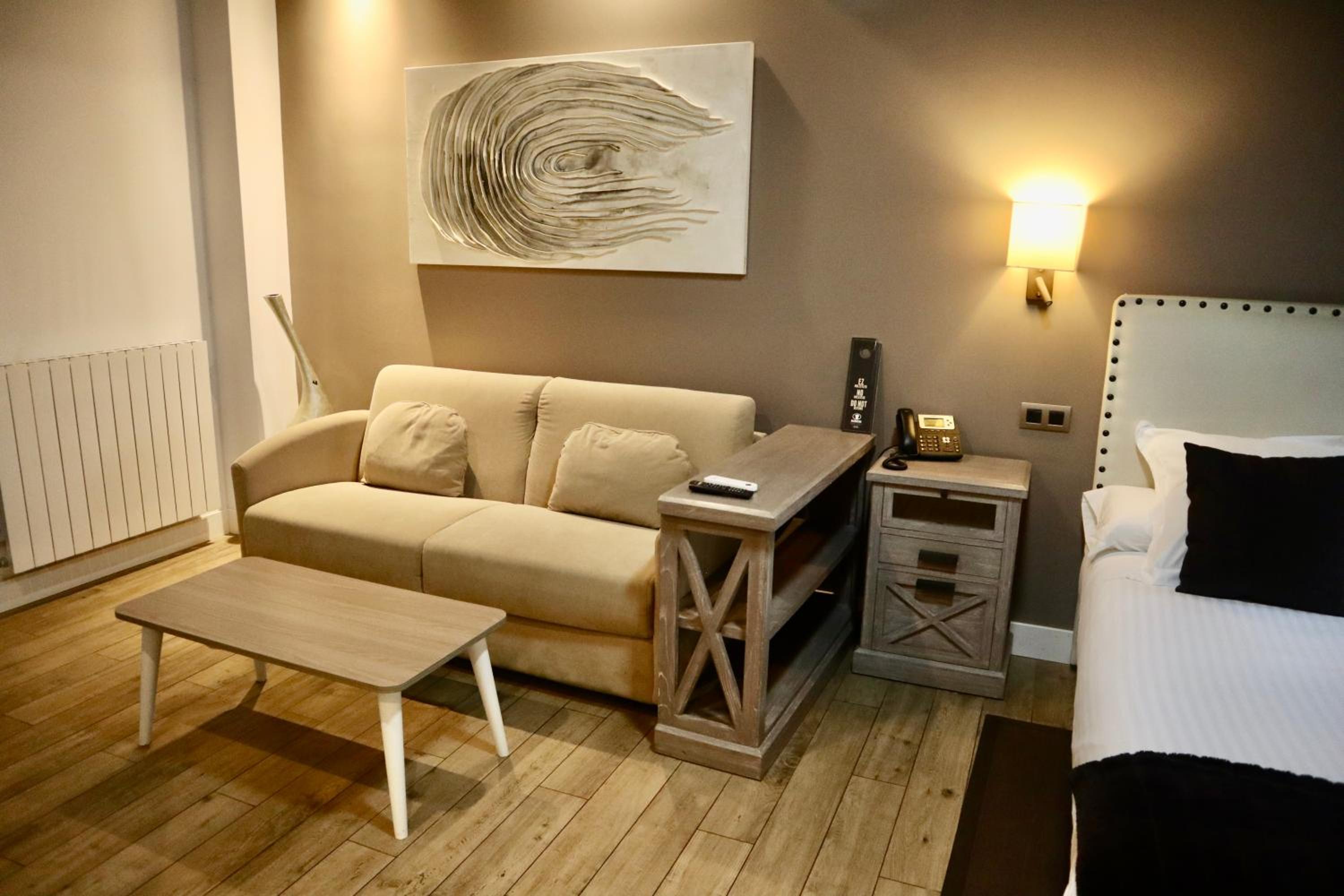 King Studio with Sofa Bed - Photo 7