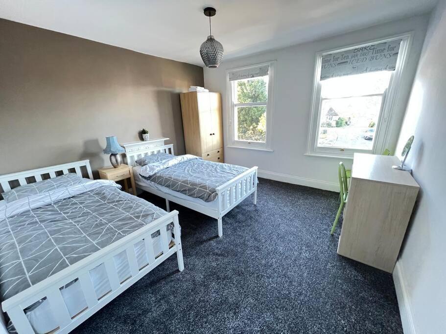 Five-Bedroom House photo 1