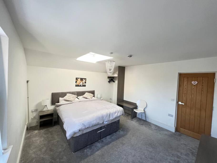 Five-Bedroom House photo 3