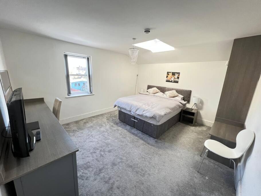 Five-Bedroom House photo 2