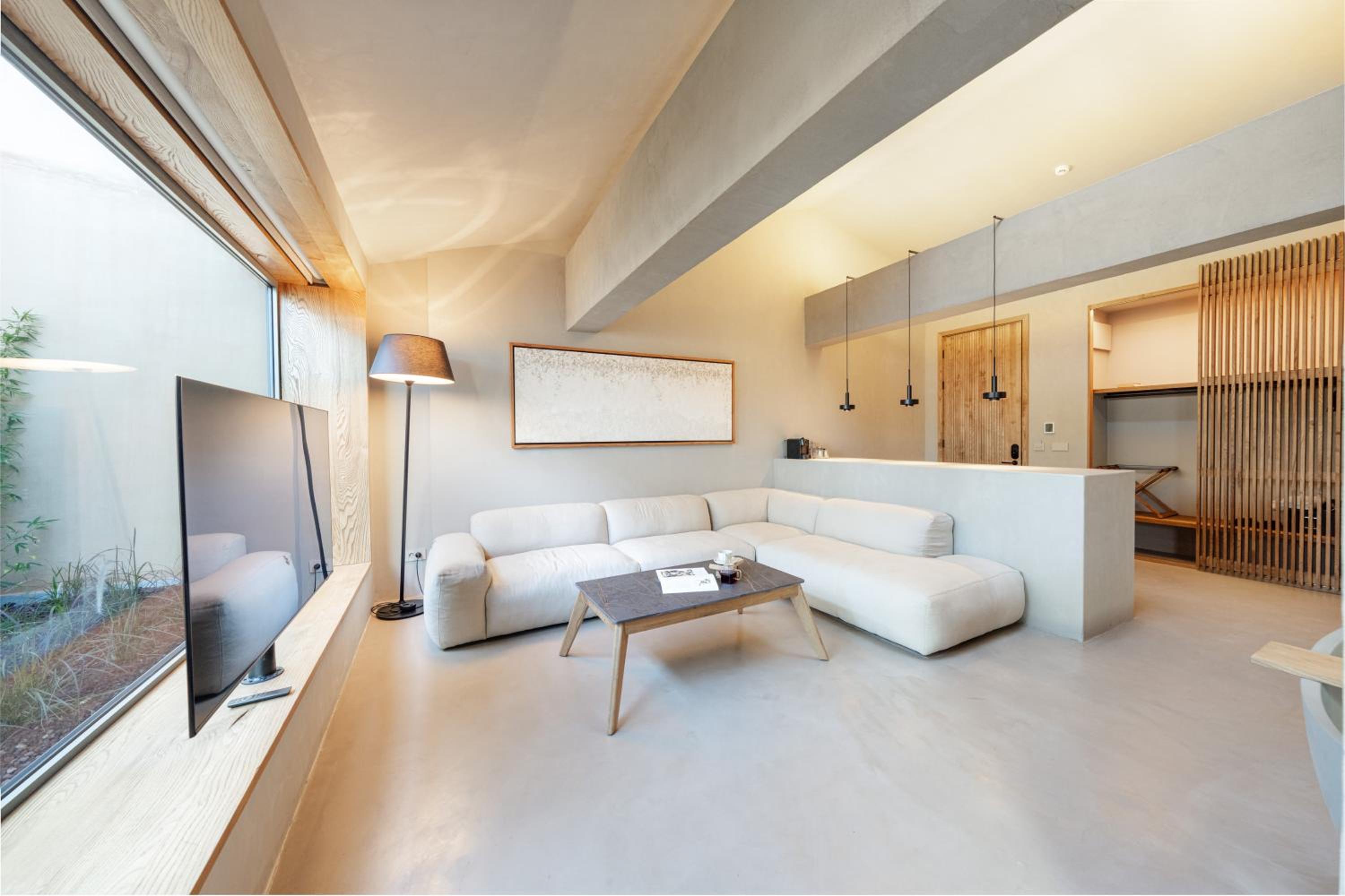 Superior King Room - Photo 7