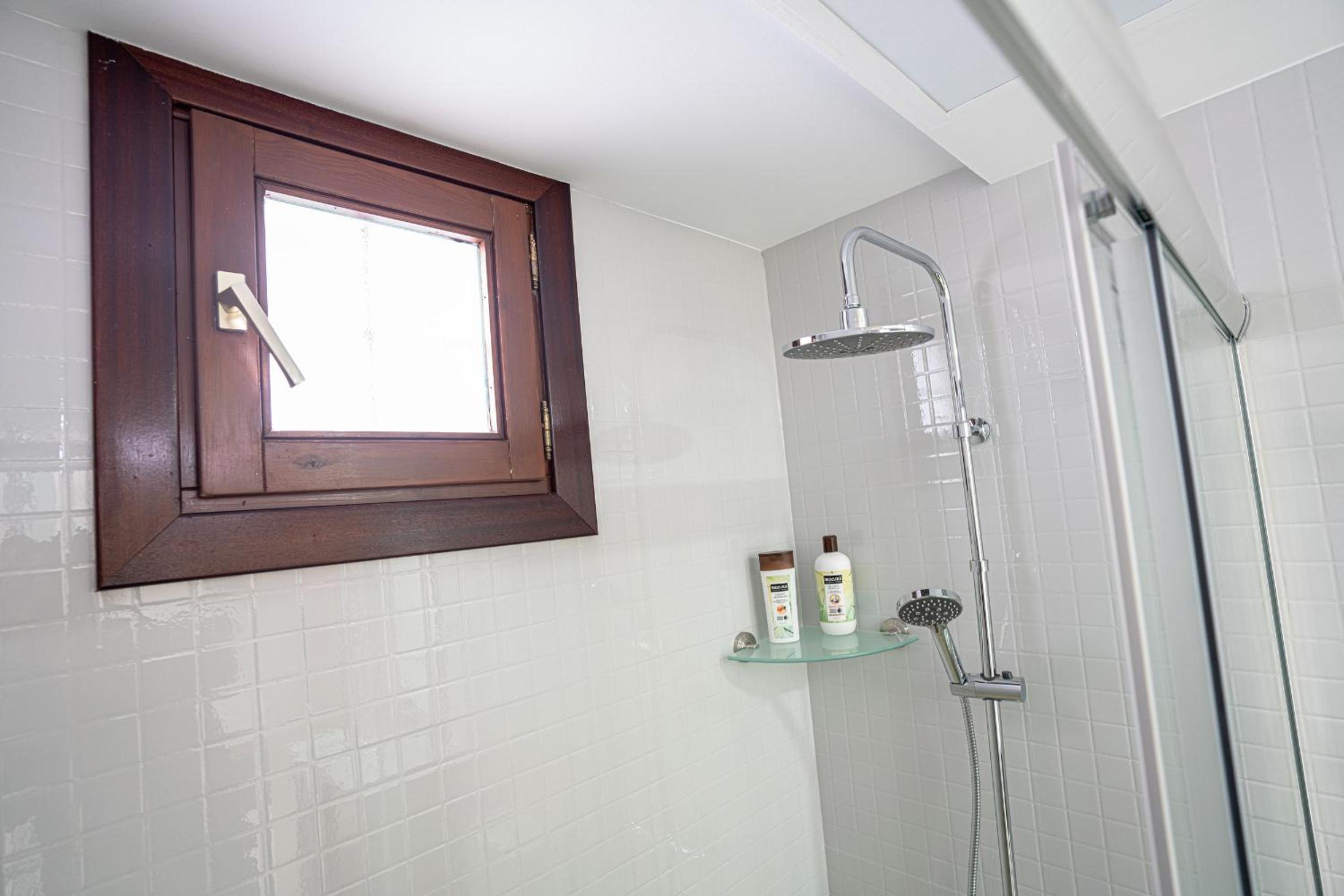 Two-Bedroom House - Photo 3