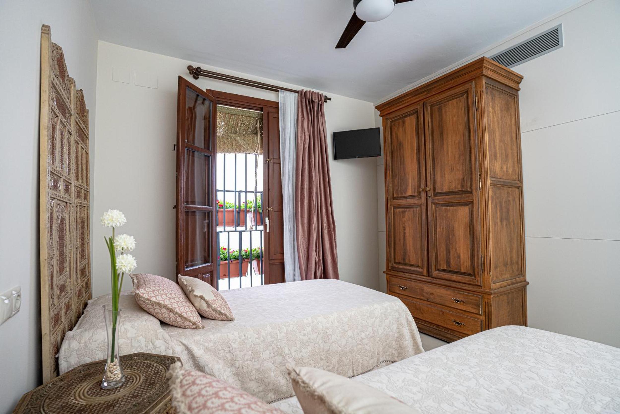 Two-Bedroom House - Photo 22