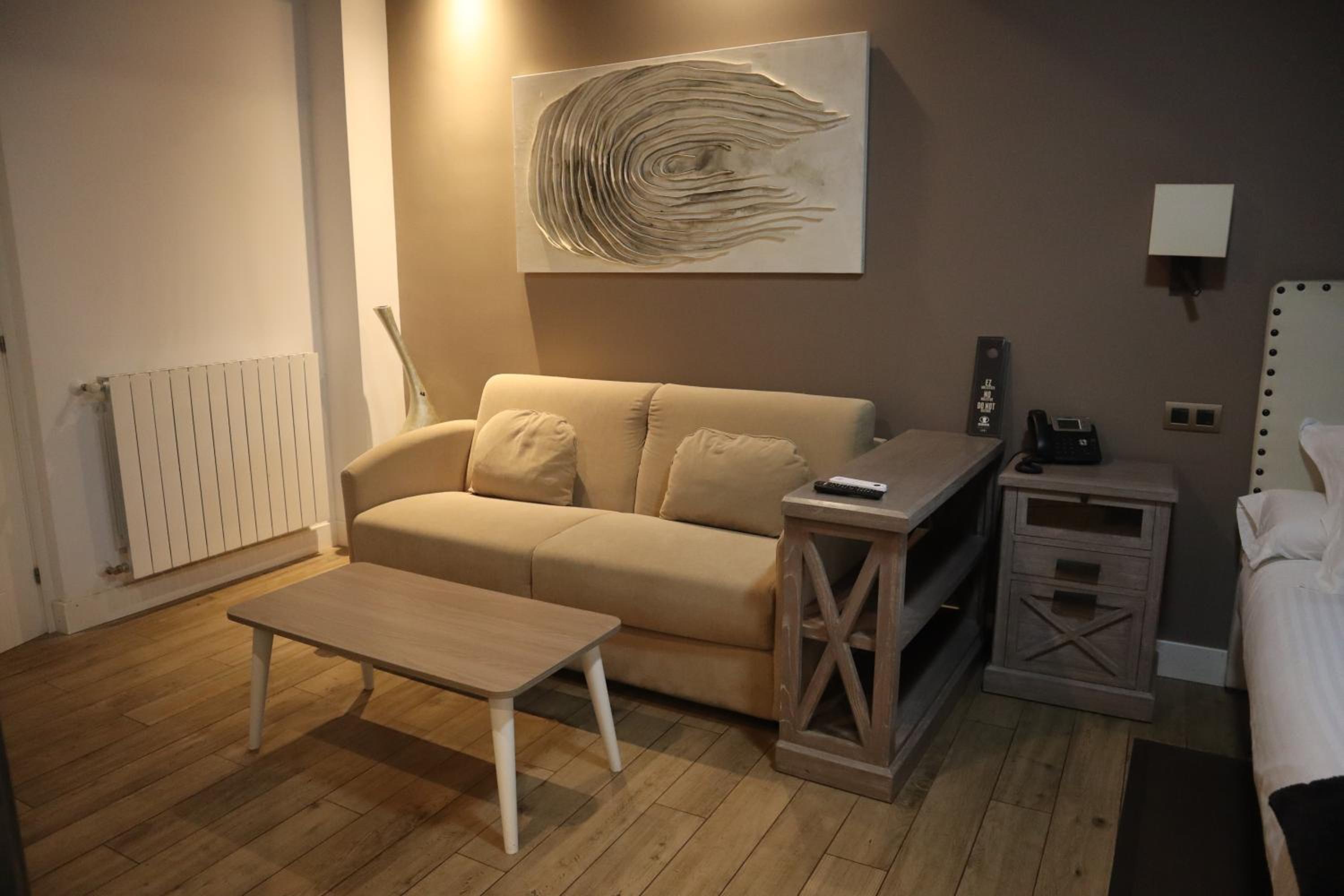 King Studio with Sofa Bed - Photo 5