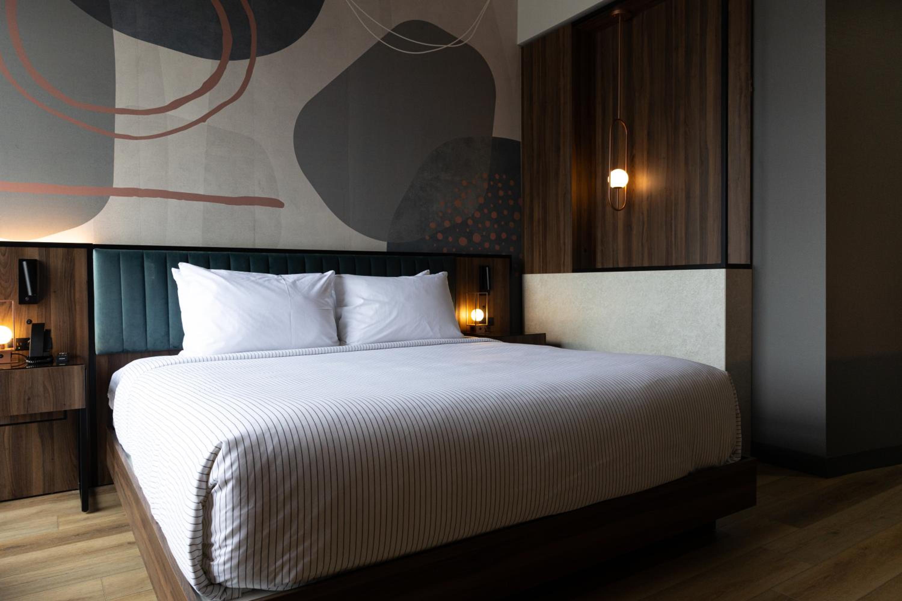 King Corner Room - Photo 4