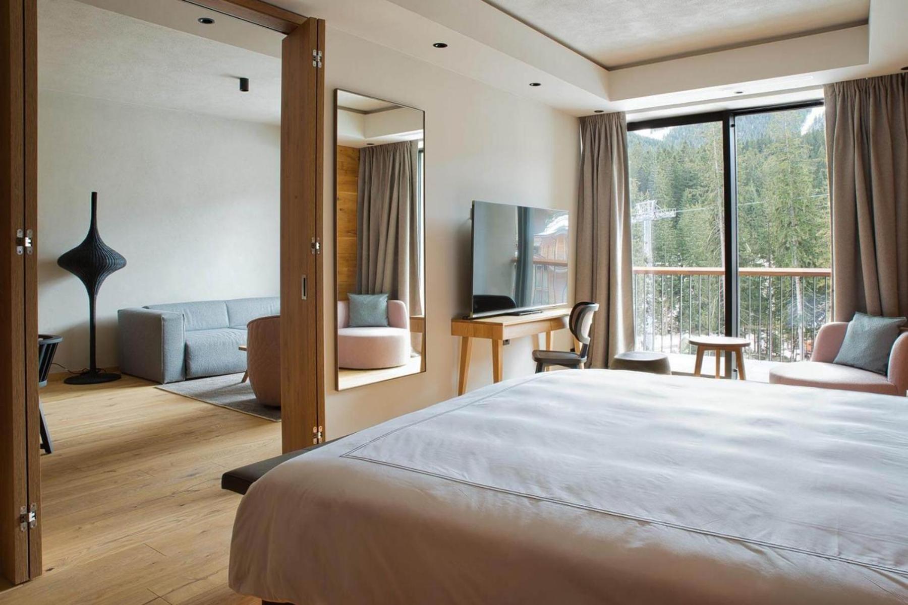 One-Bedroom Apartment With Mountain View
