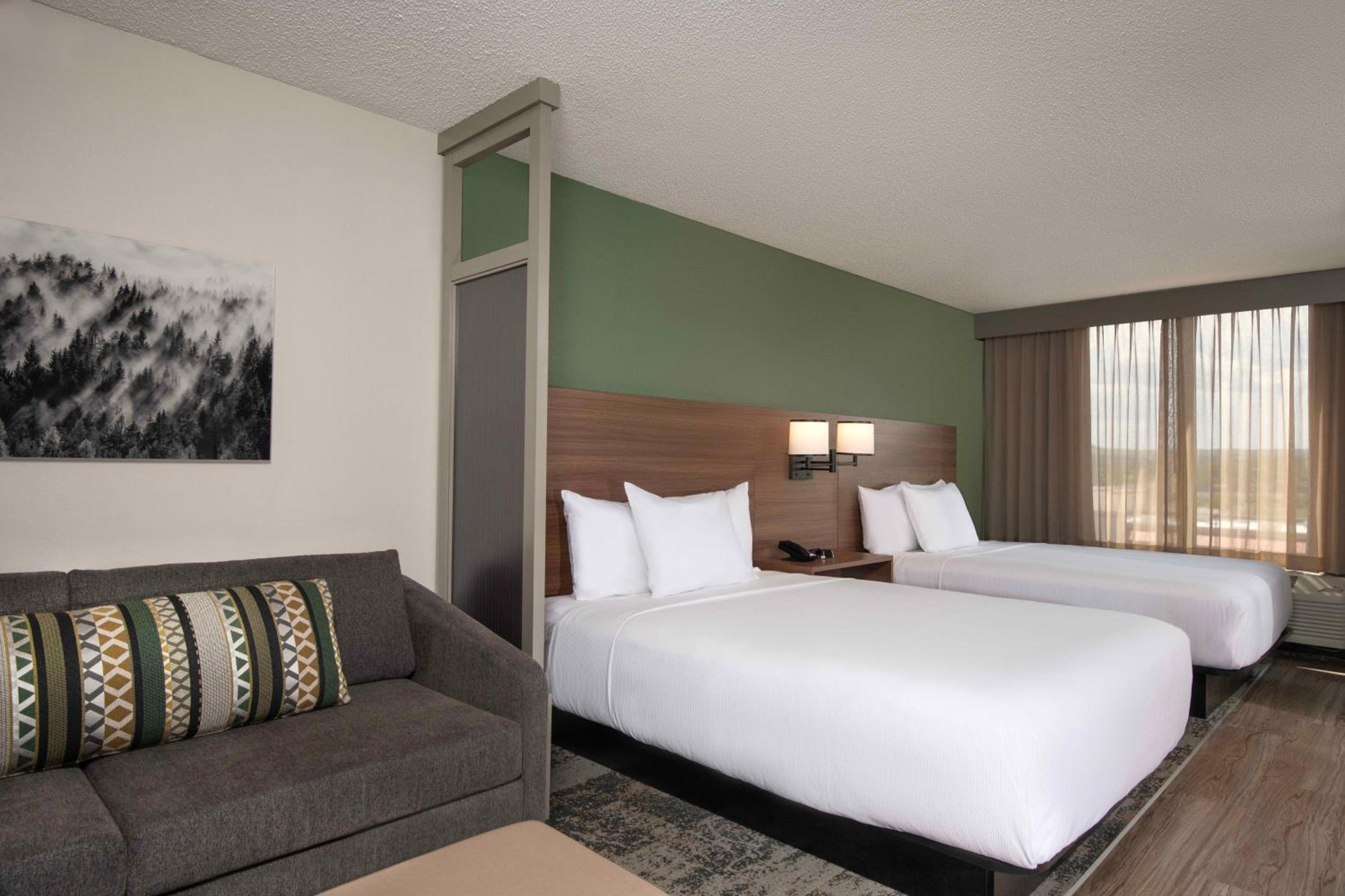 Queen Room with Two Queen Beds and Sofa Bed - High Floor - Photo 4