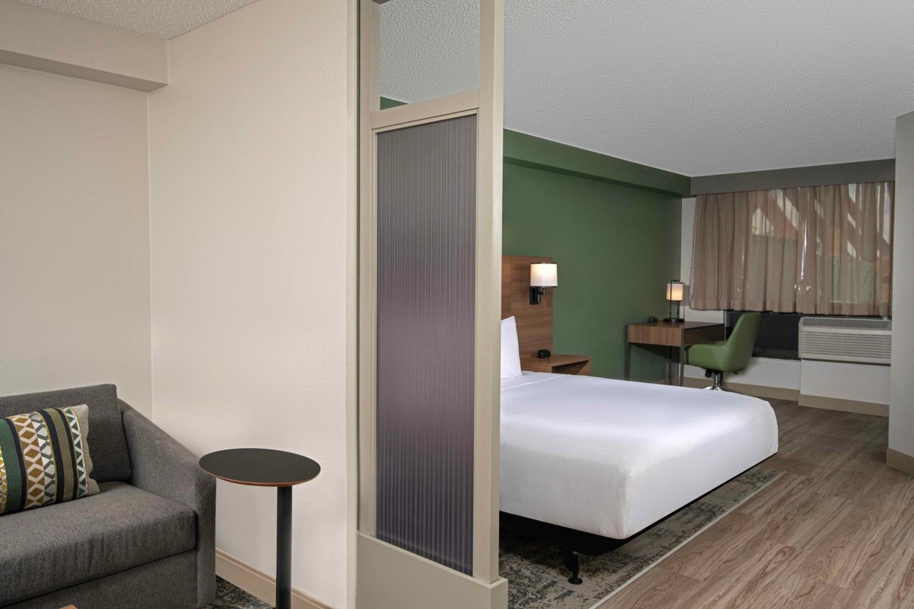King Room with Sofa Bed and Accessible Tub - Disability Access - Photo 4