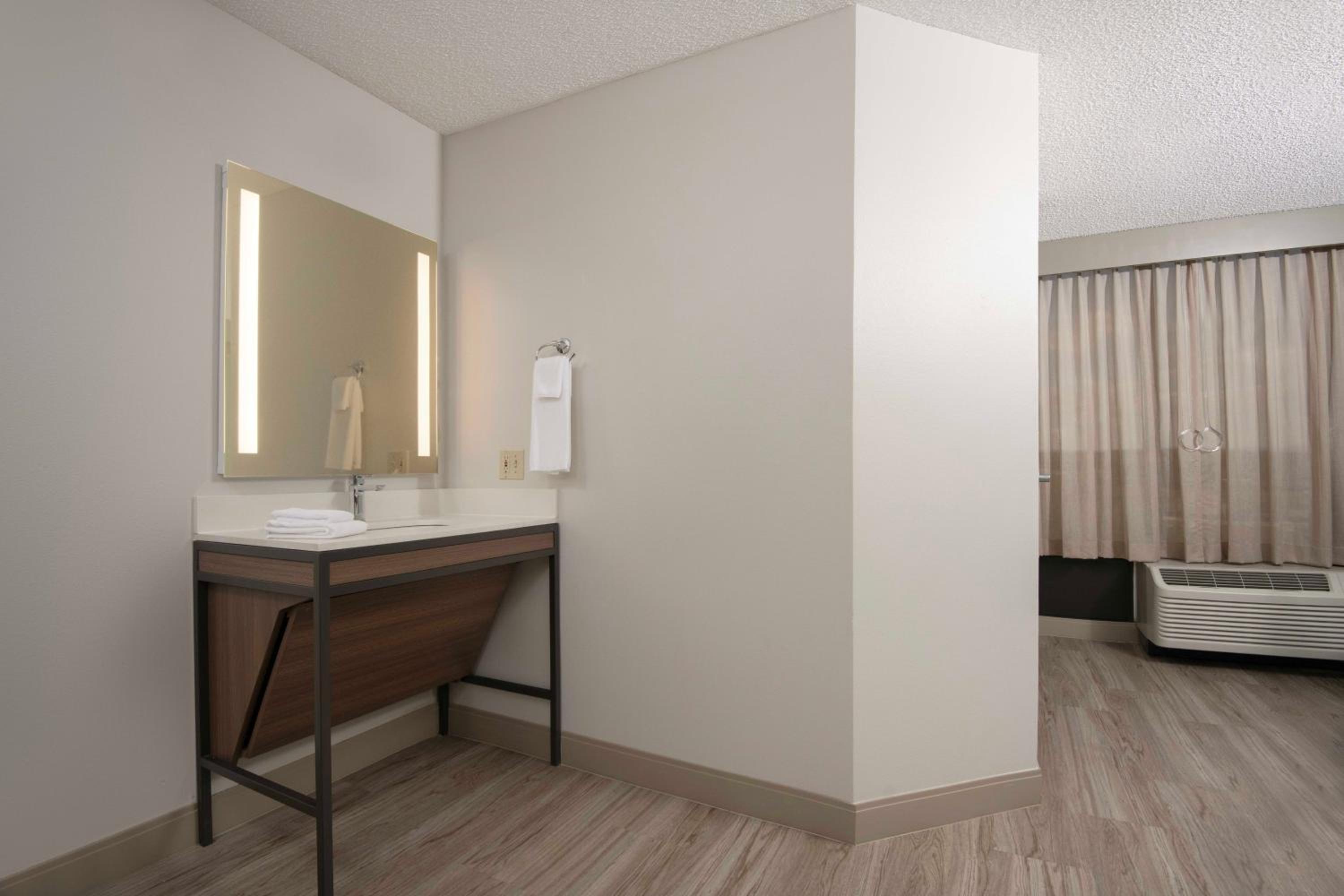 King Room with Sofa Bed and Accessible Tub - Disability Access - Photo 2