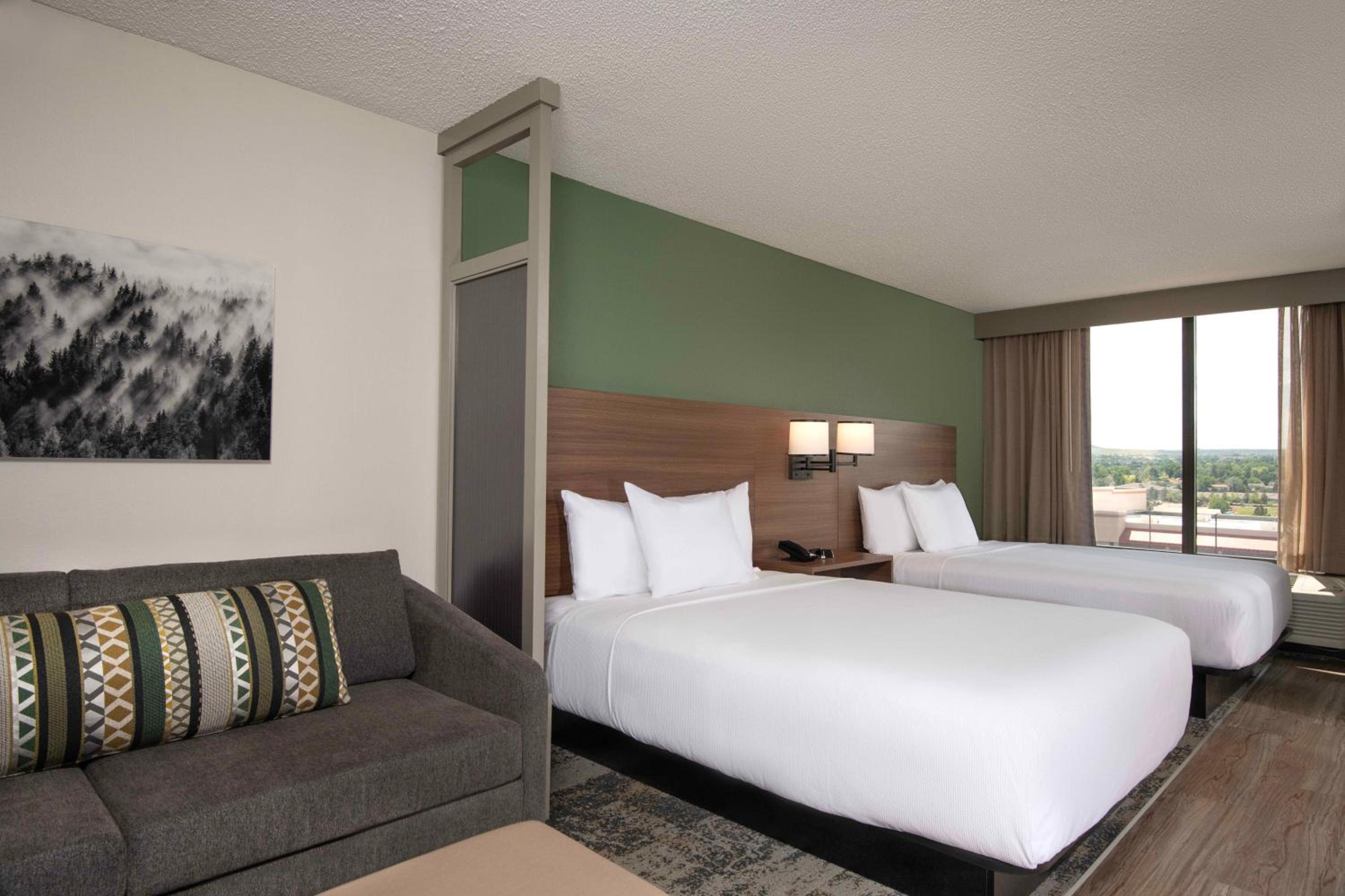 Queen Room with Two Queen Beds and Sofa Bed - Photo 3
