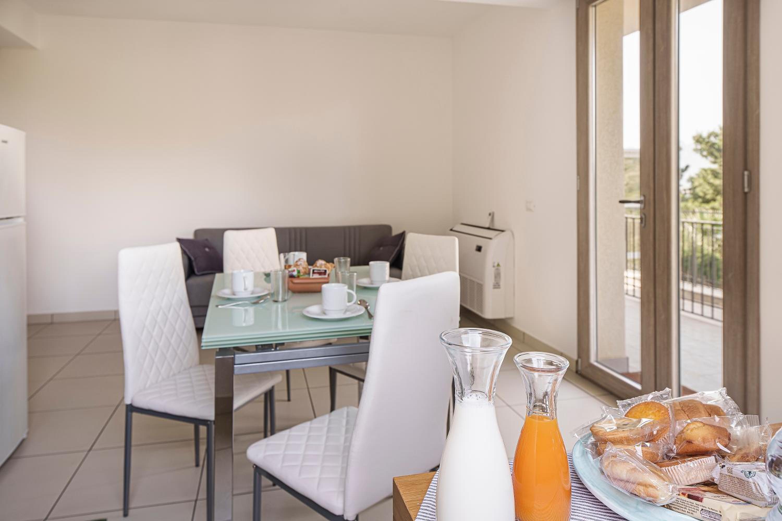 Two-Bedroom Apartment with Balcony and Sea View photo 3