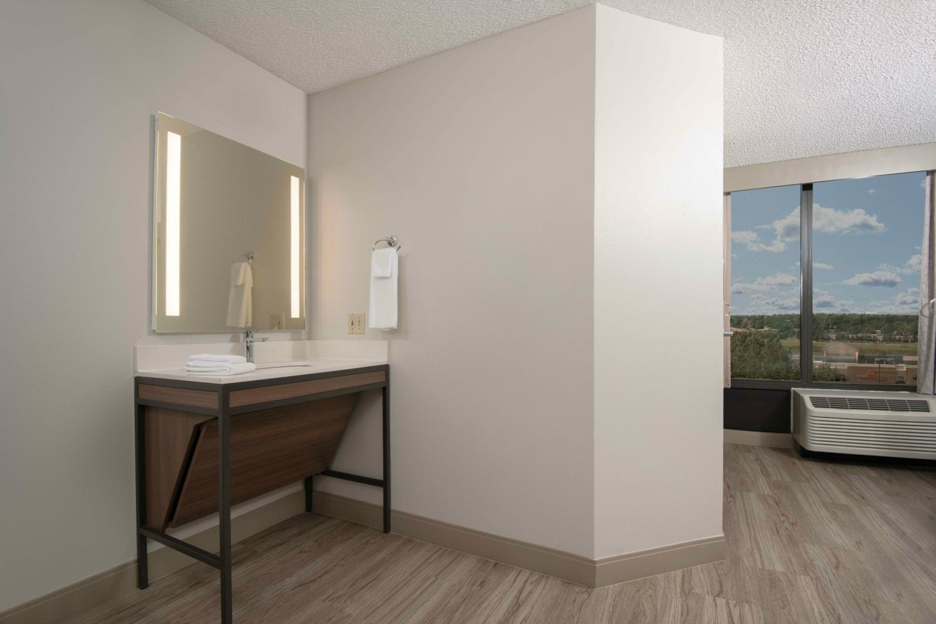 King Room with Sofa Bed and Accessible Tub - Disability Access - Photo 4