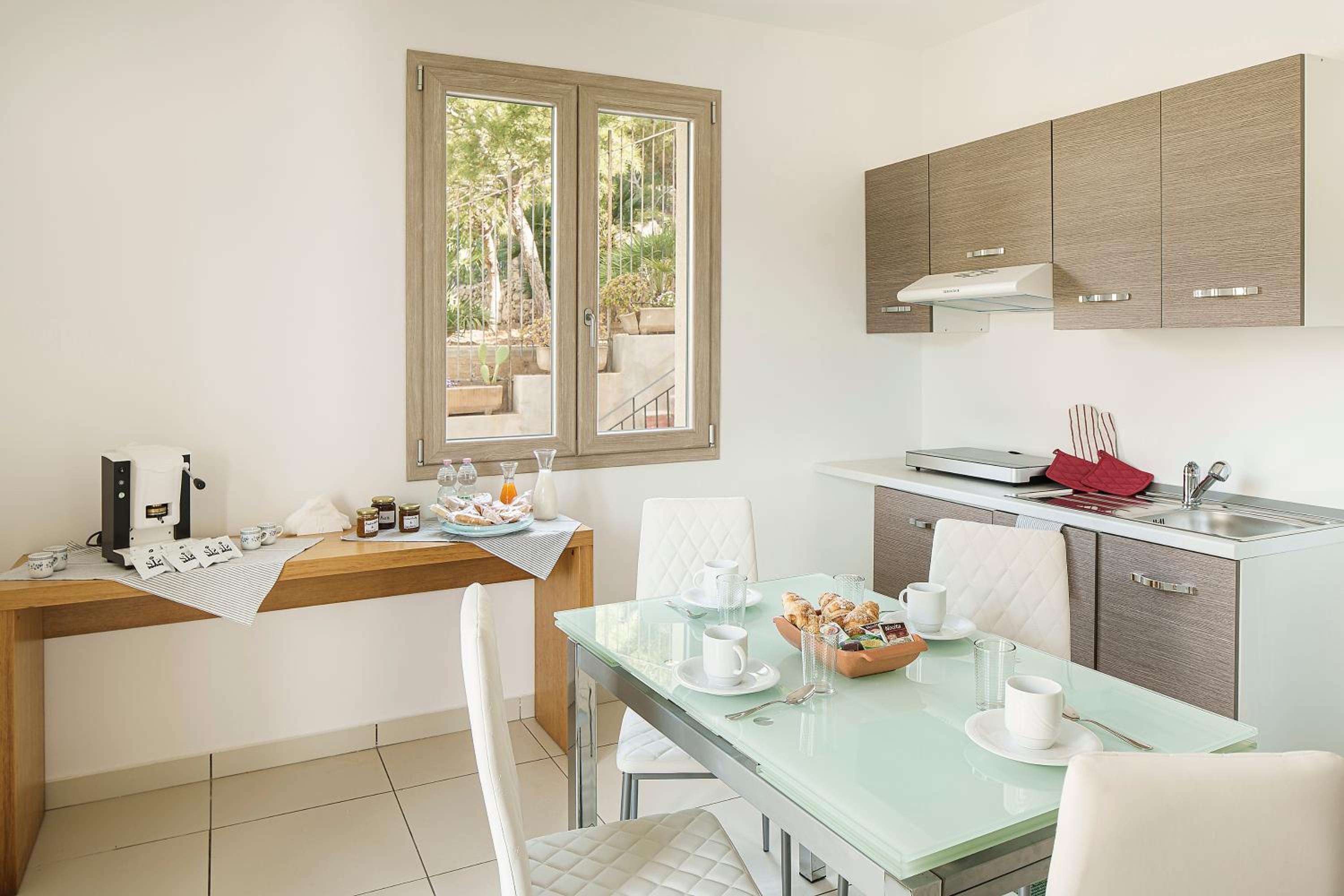 Two-Bedroom Apartment with Balcony and Sea View photo 2