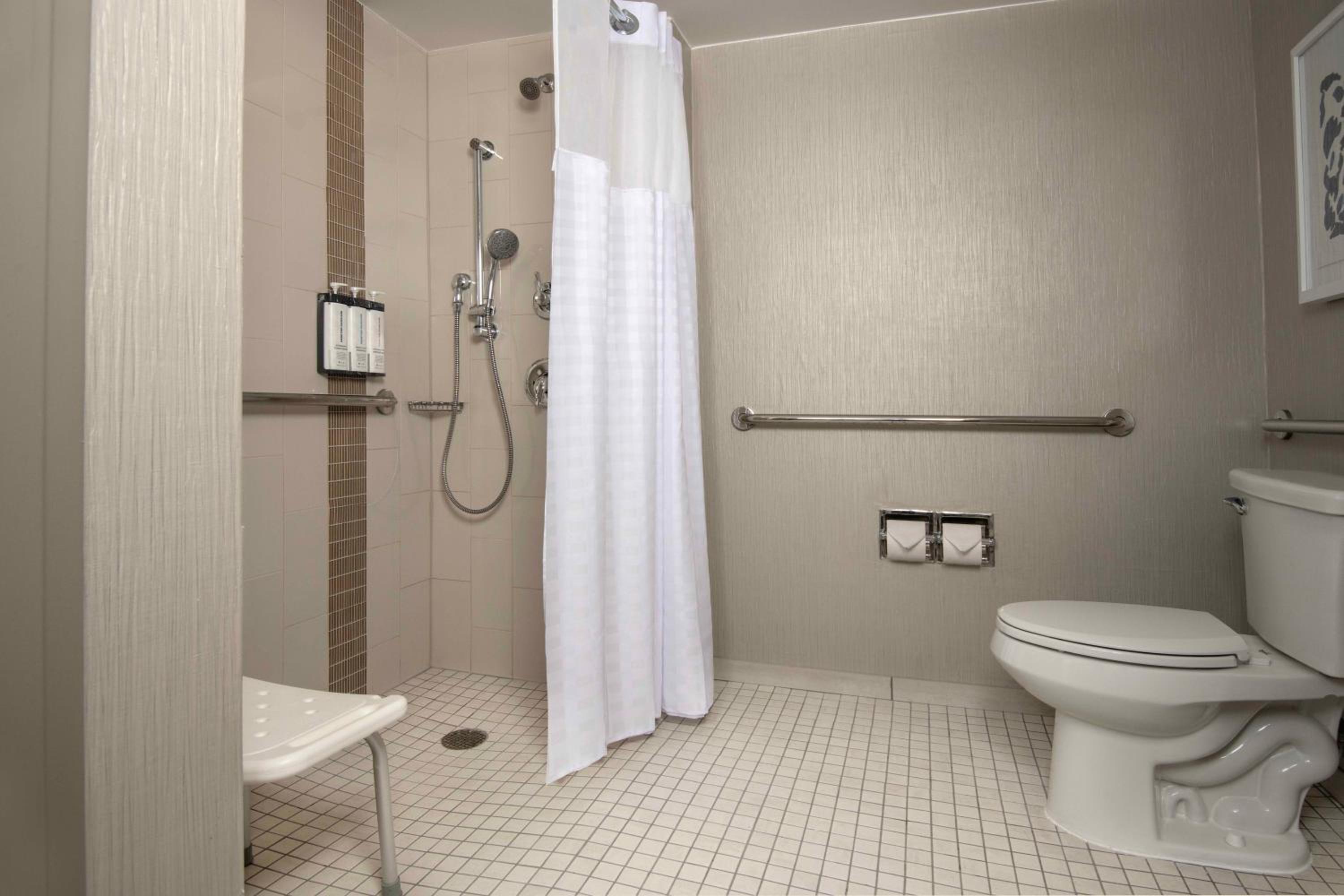 King Room with Sofa Bed and Accessible Tub - Disability Access - Photo 3