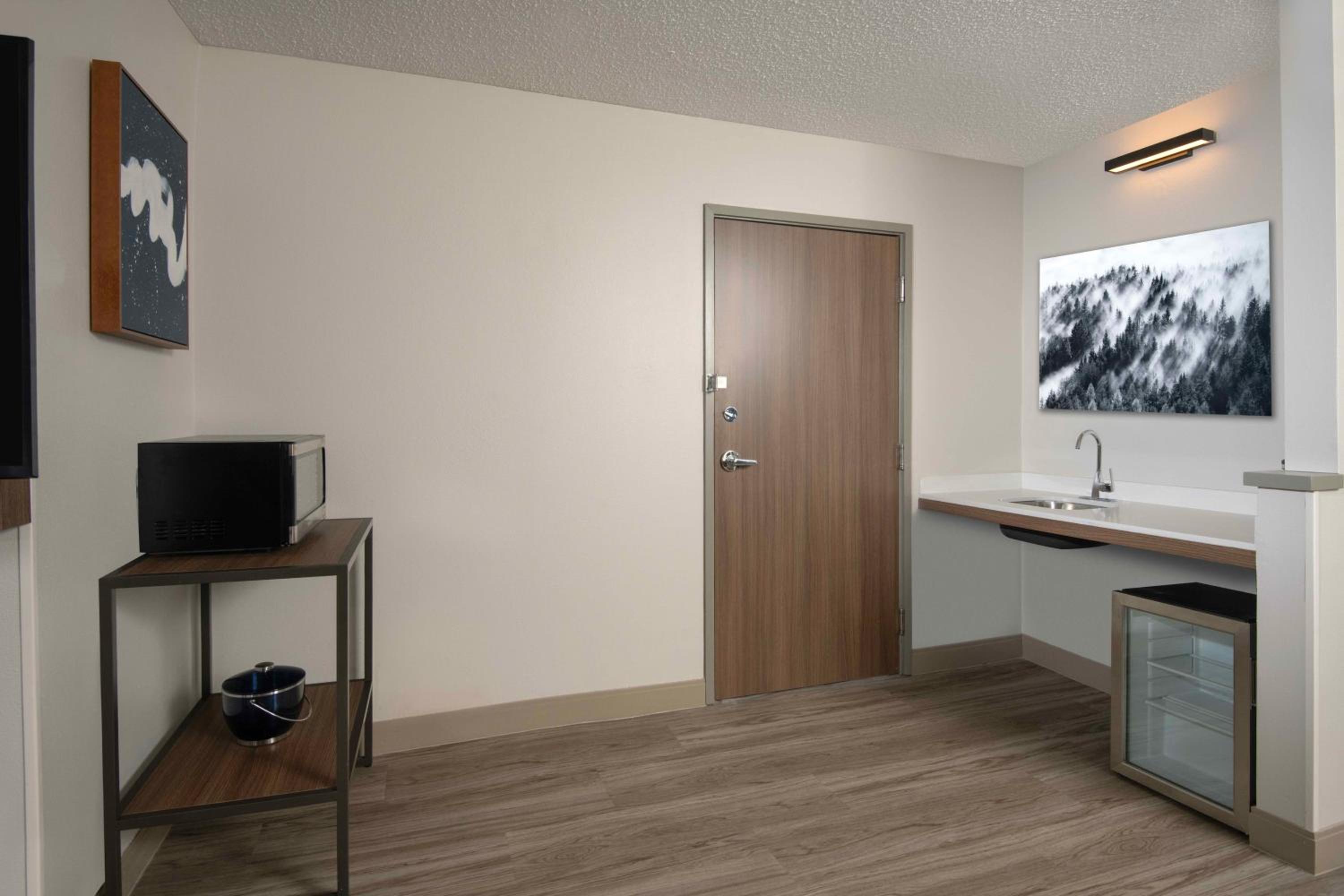 King Room with Sofa Bed and Accessible Tub - Disability Access - Photo 5