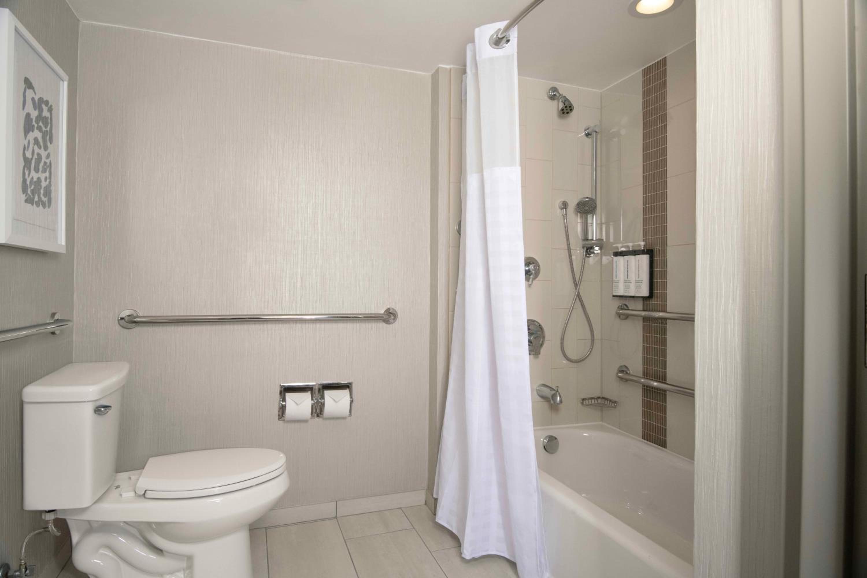 King Room with Sofa Bed and Accessible Tub - Disability Access - Photo 7