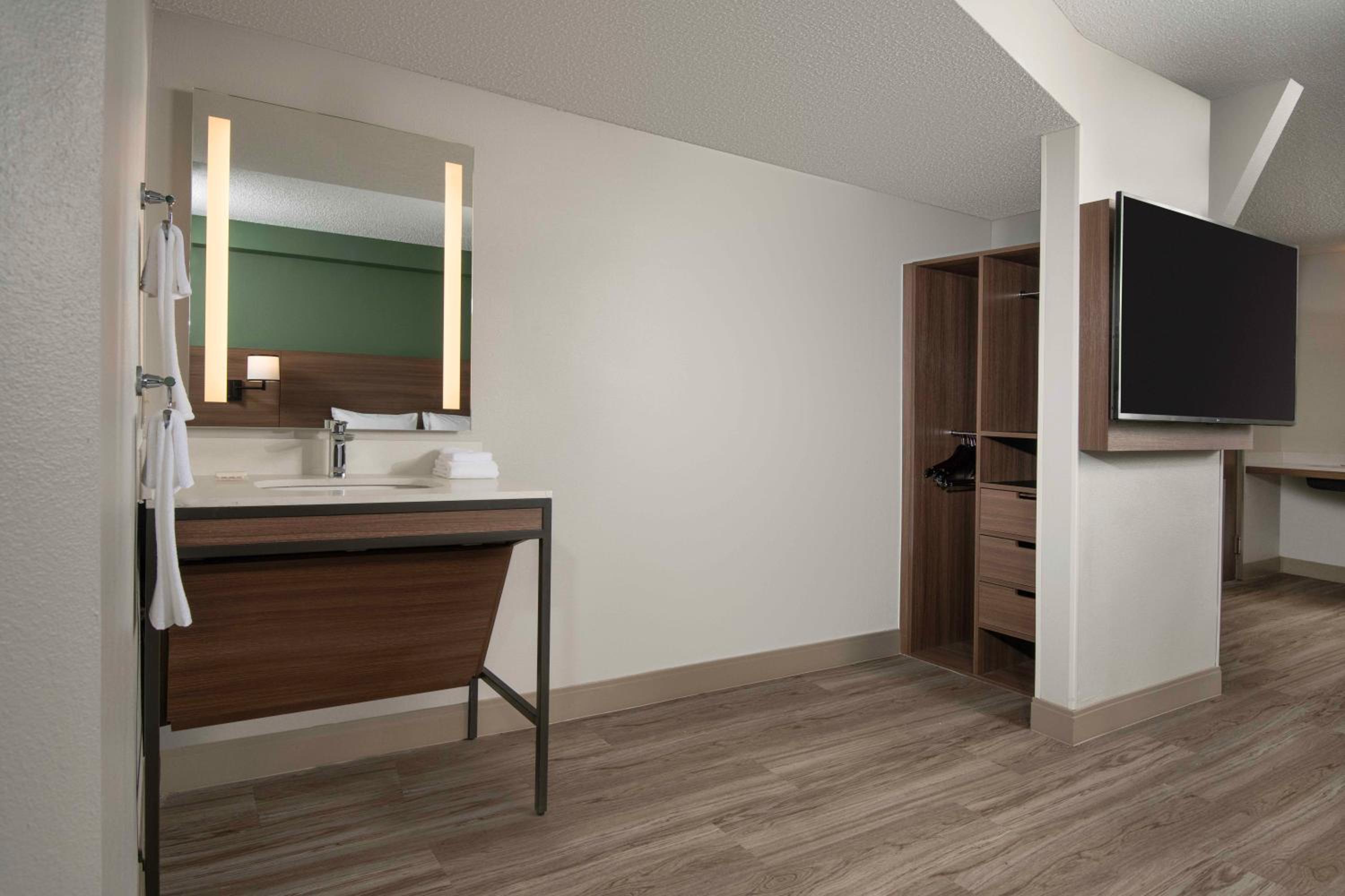 King Room with Sofa Bed and Accessible Tub - Disability Access - Photo 8