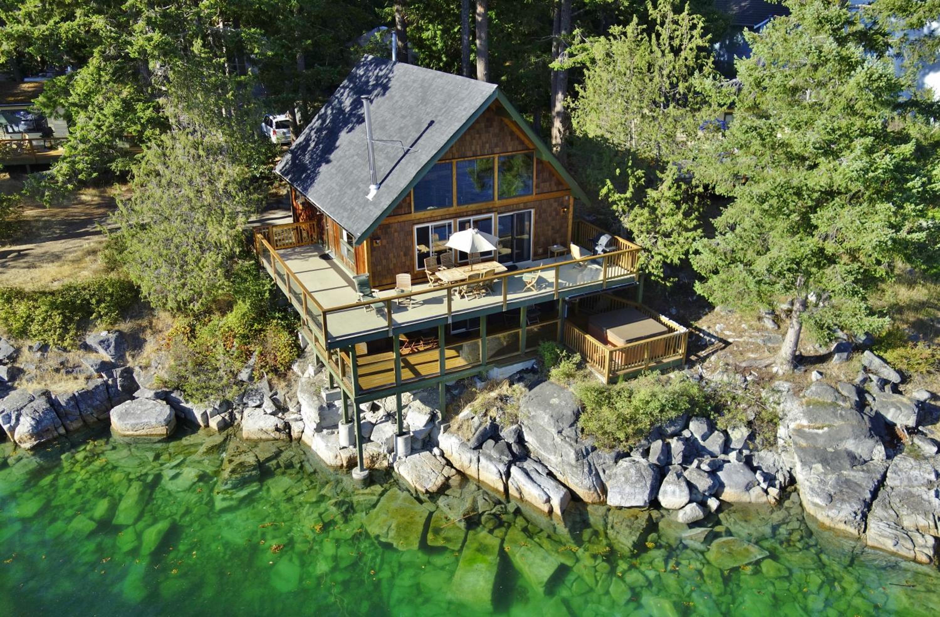 Oceanfront Chalet with Jacuzzi photo 2