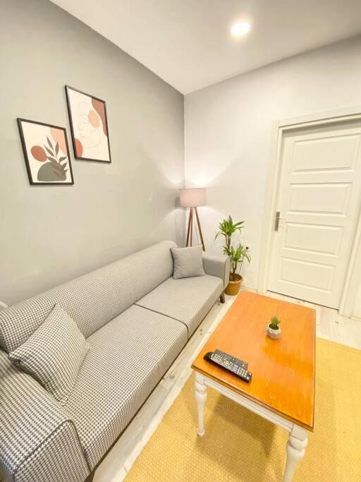 One-Bedroom Apartment photo 1