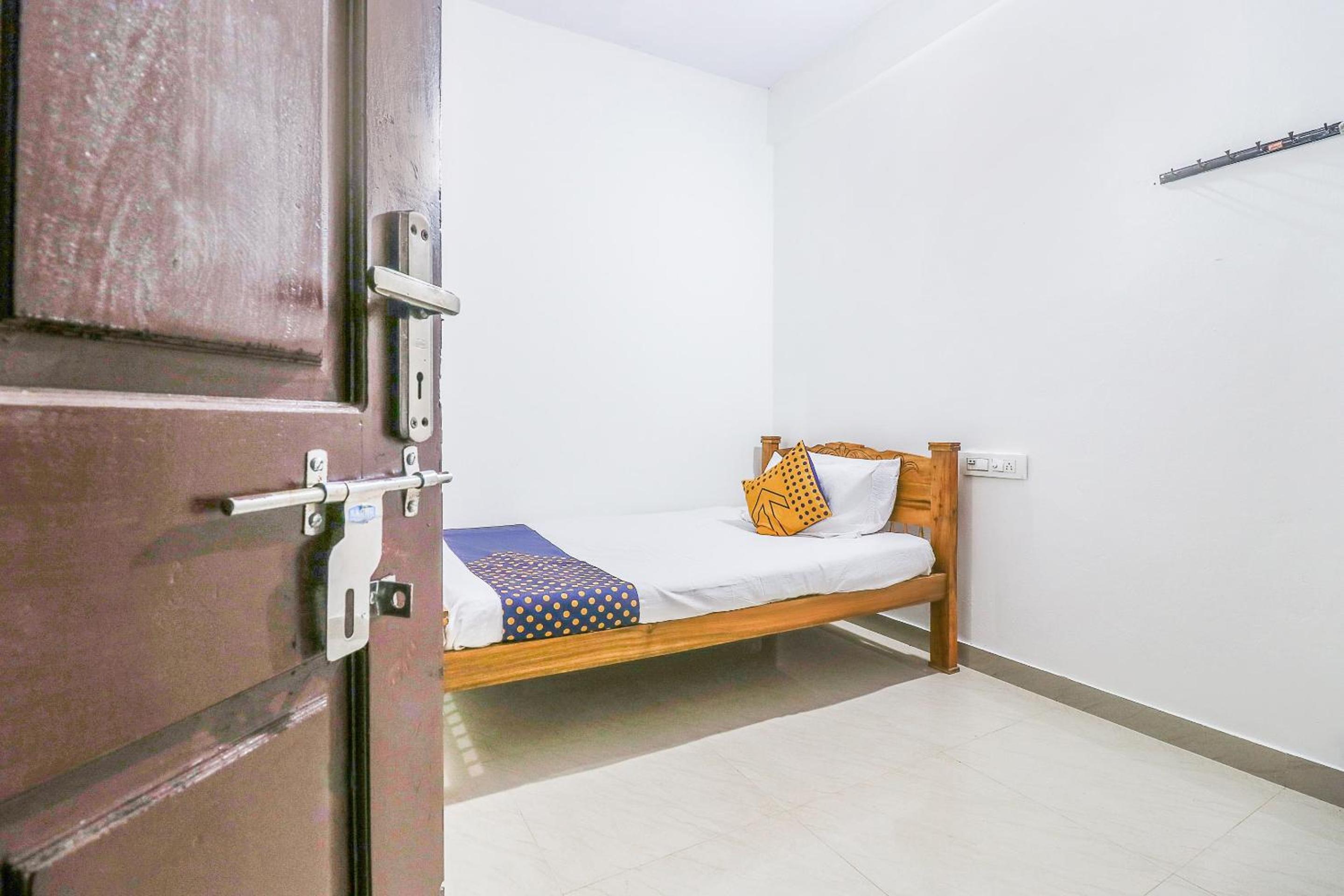 Single Room with Bathroom photo 2