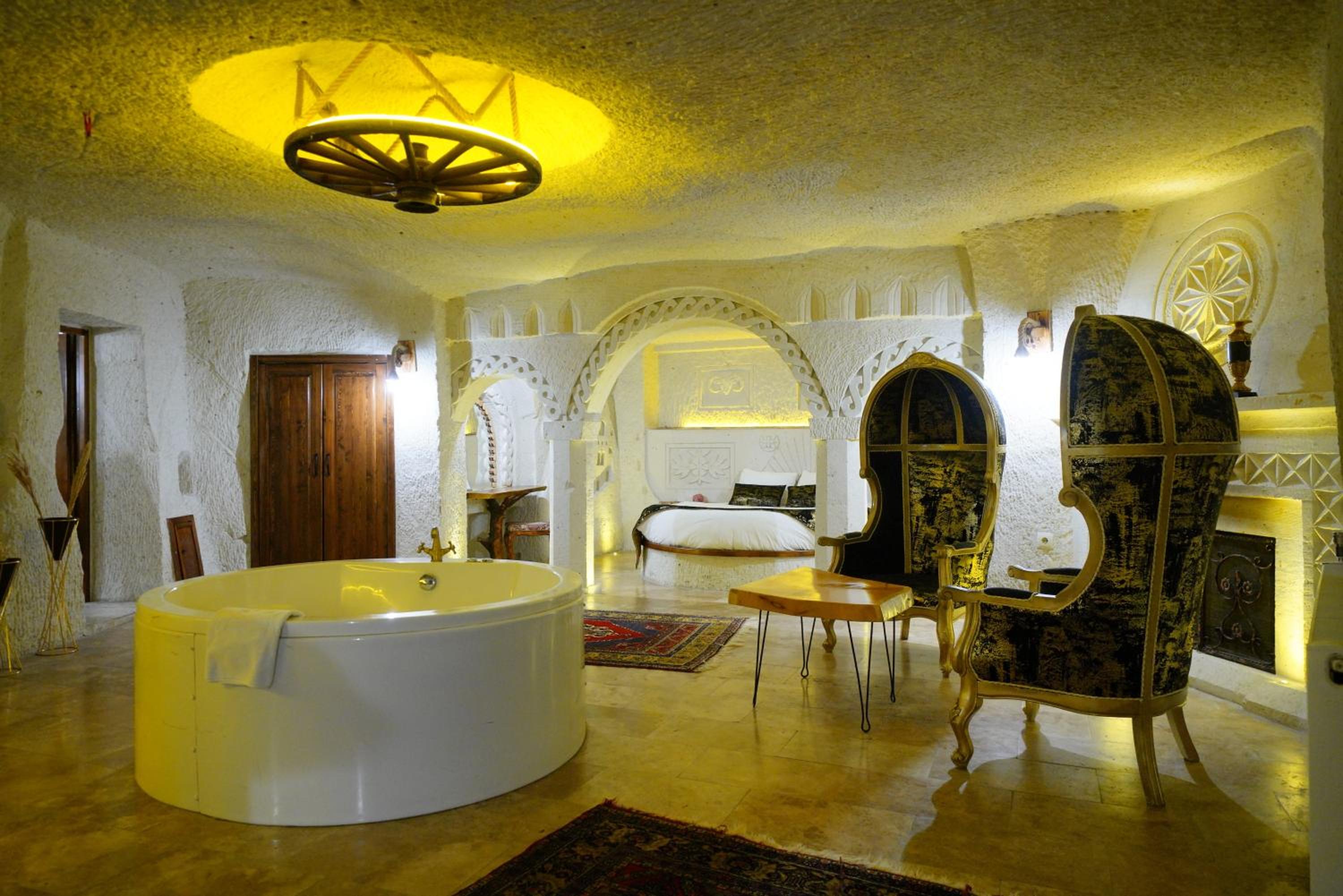 Superior King Cave Suite Room with Jacuzzi  - Photo 13