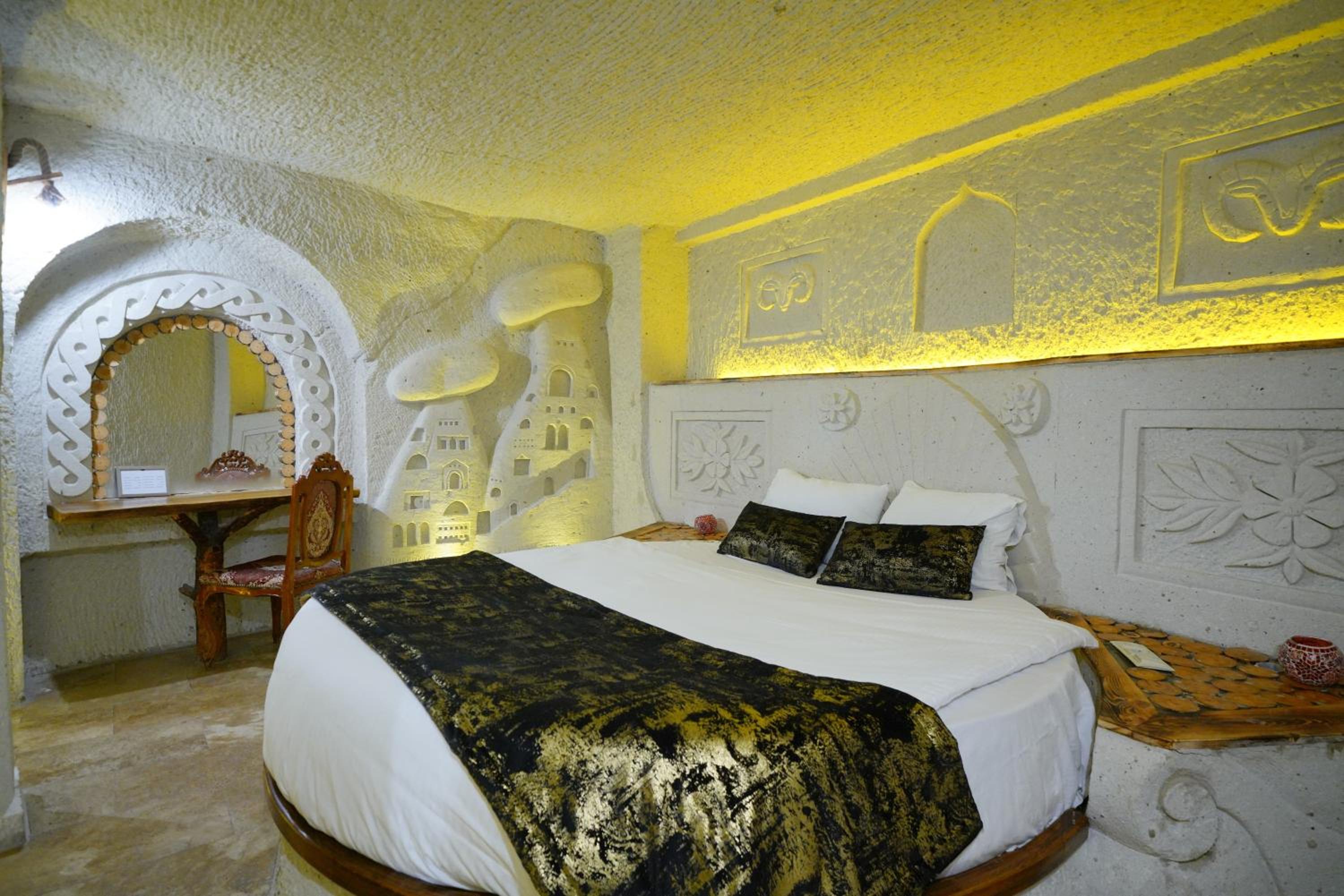 Superior King Cave Suite Room with Jacuzzi  - Photo 9