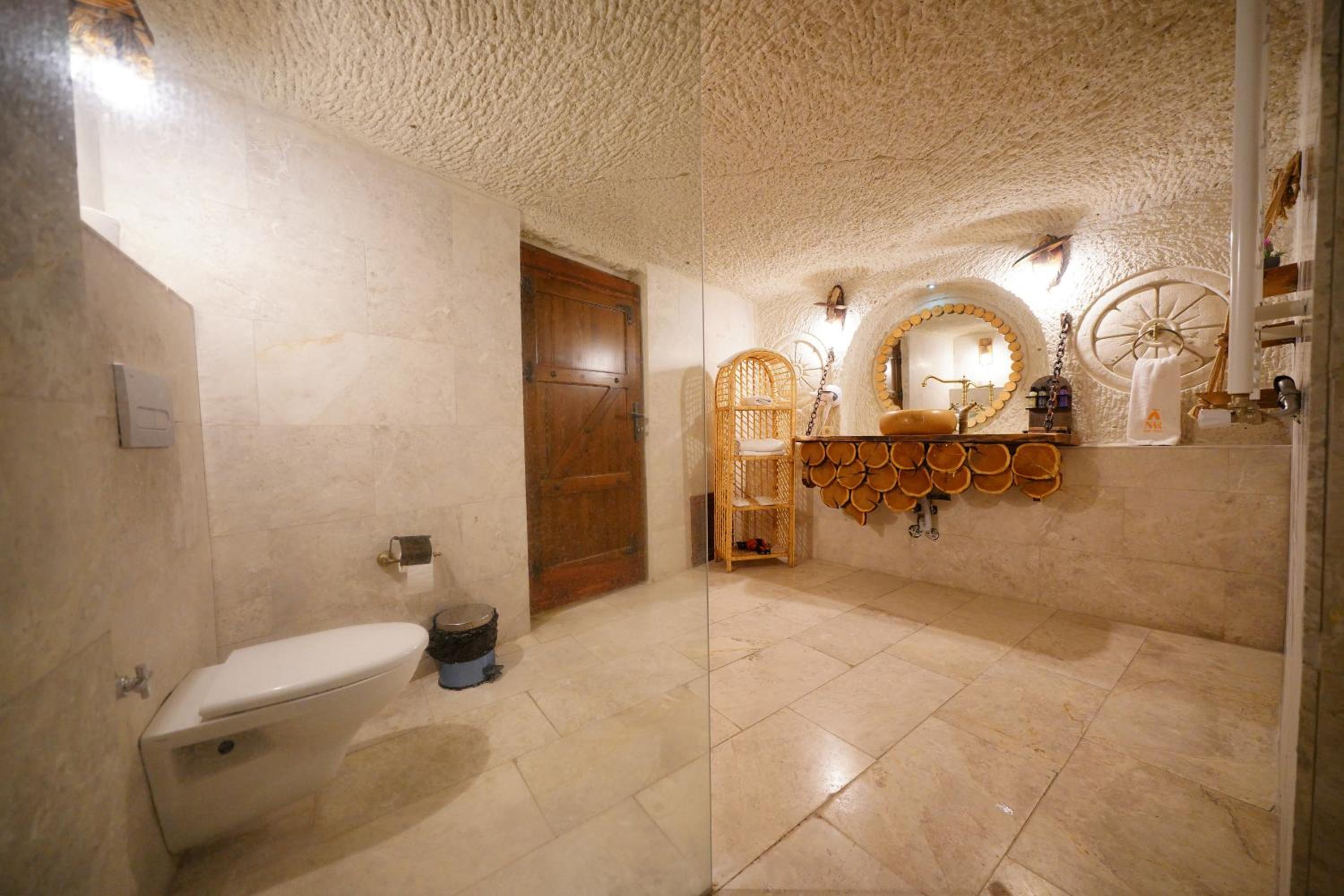 Superior King Cave Suite Room with Jacuzzi  - Photo 2