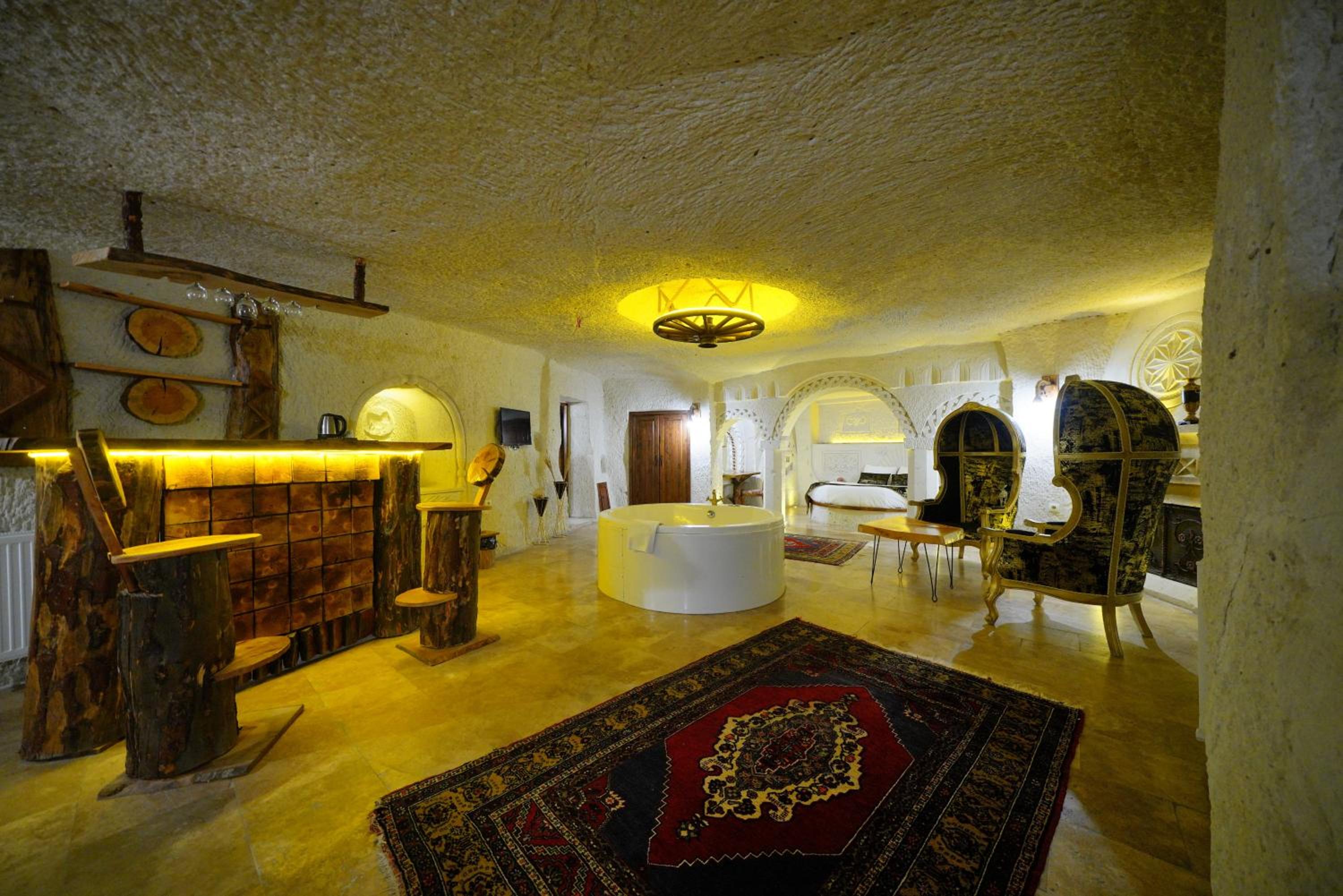 Superior King Cave Suite Room with Jacuzzi  - Photo 1