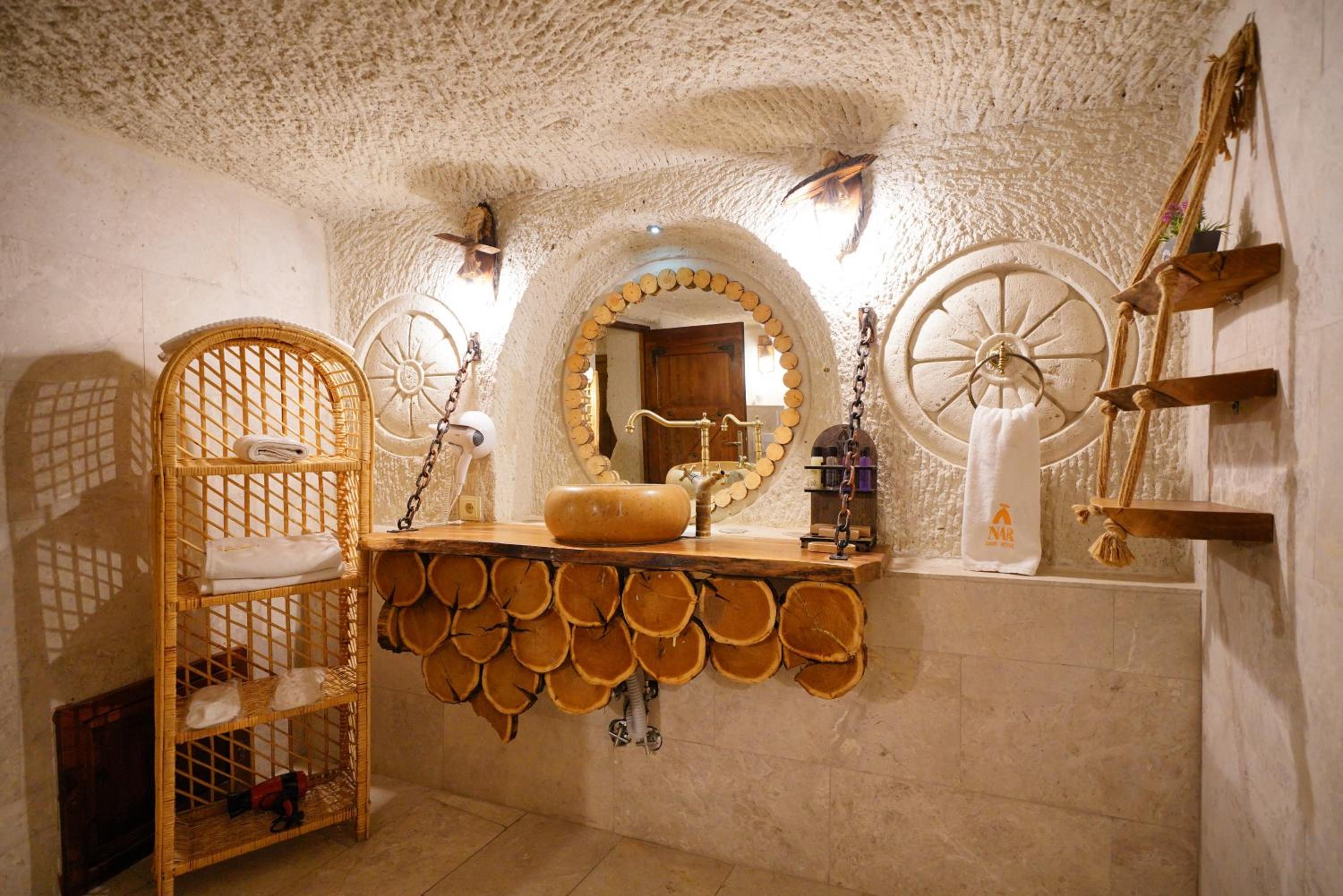 Superior King Cave Suite Room with Jacuzzi  - Photo 3