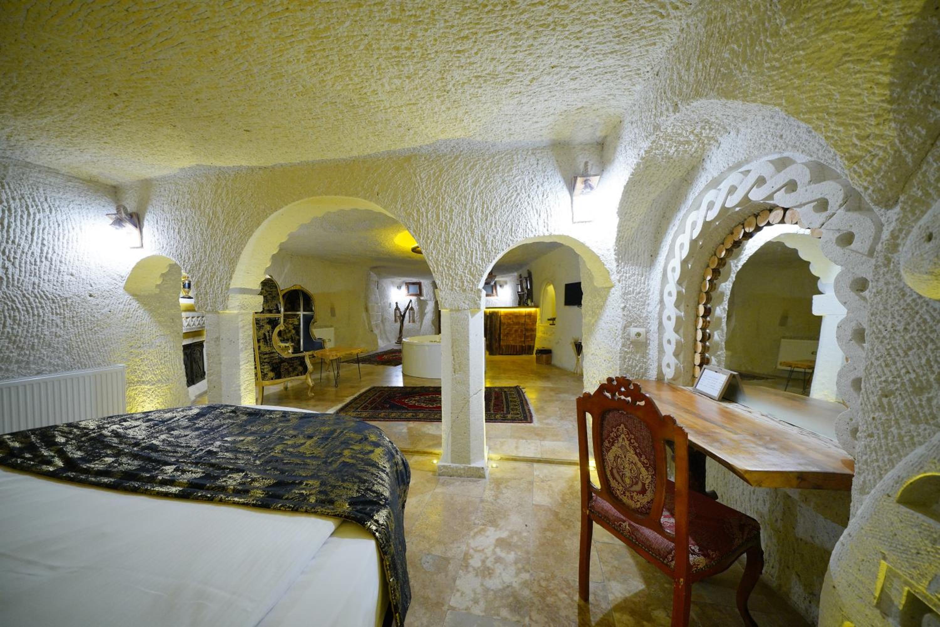 Superior King Cave Suite Room with Jacuzzi  - Photo 6