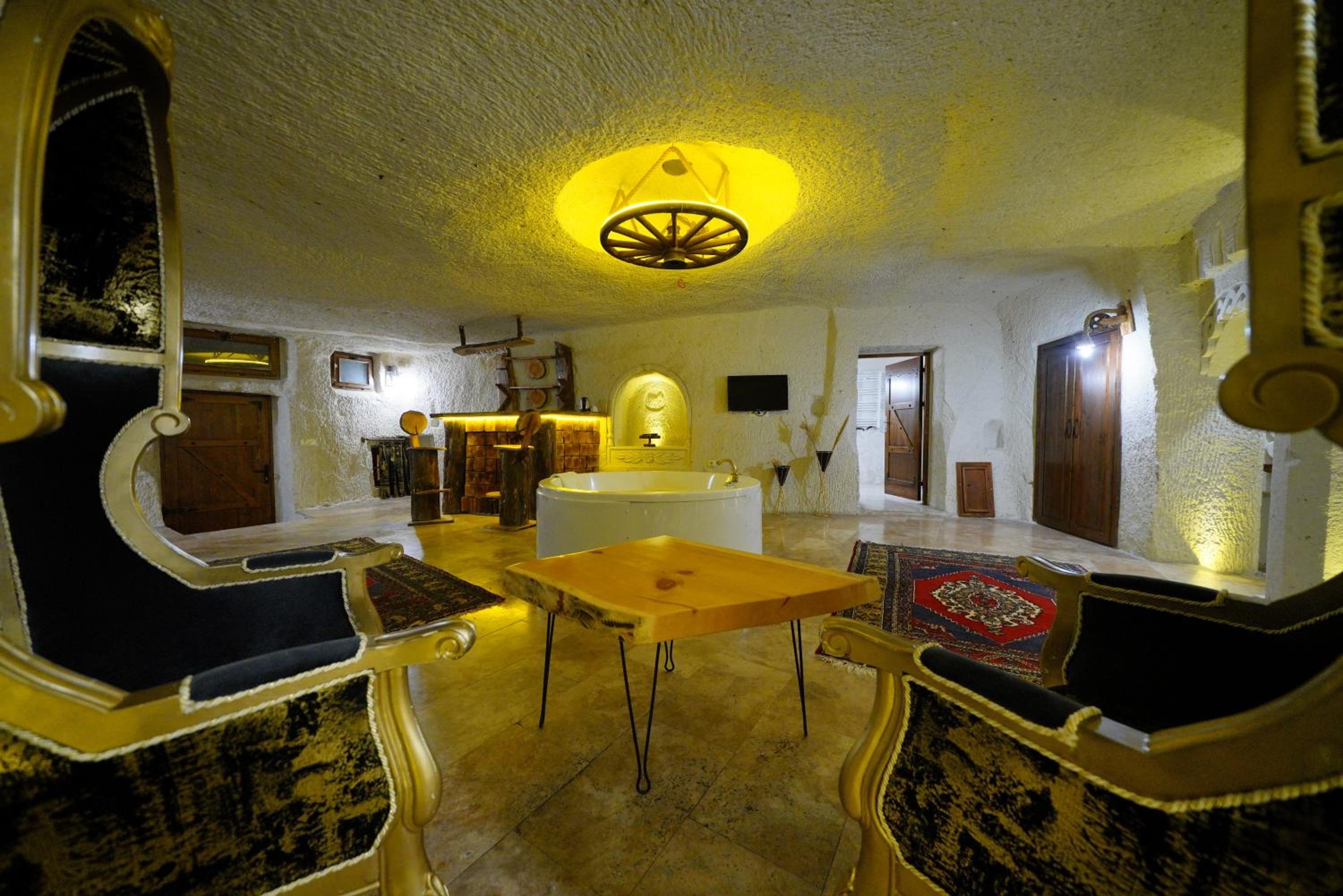 Superior King Cave Suite Room with Jacuzzi  - Photo 5