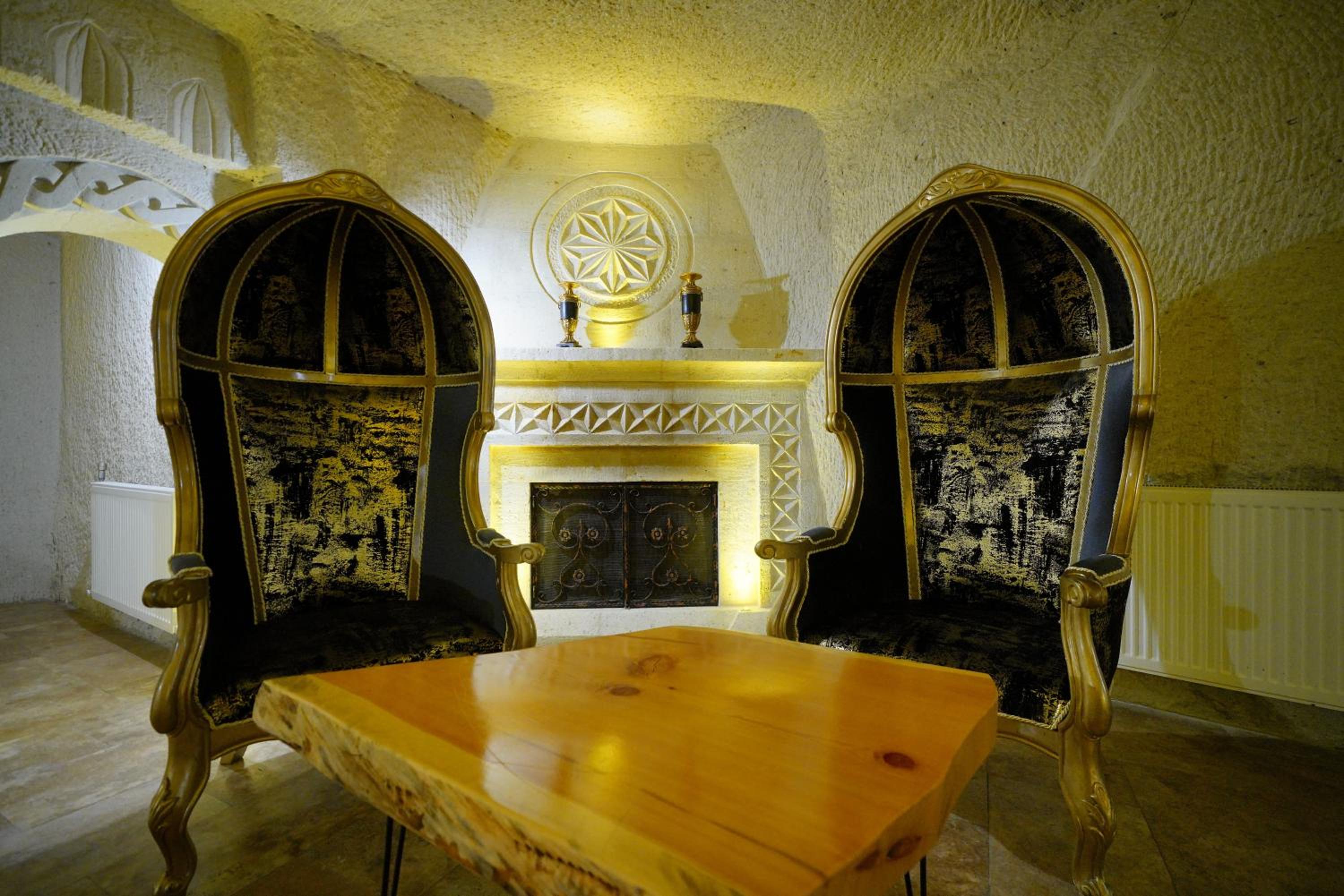 Superior King Cave Suite Room with Jacuzzi  - Photo 4