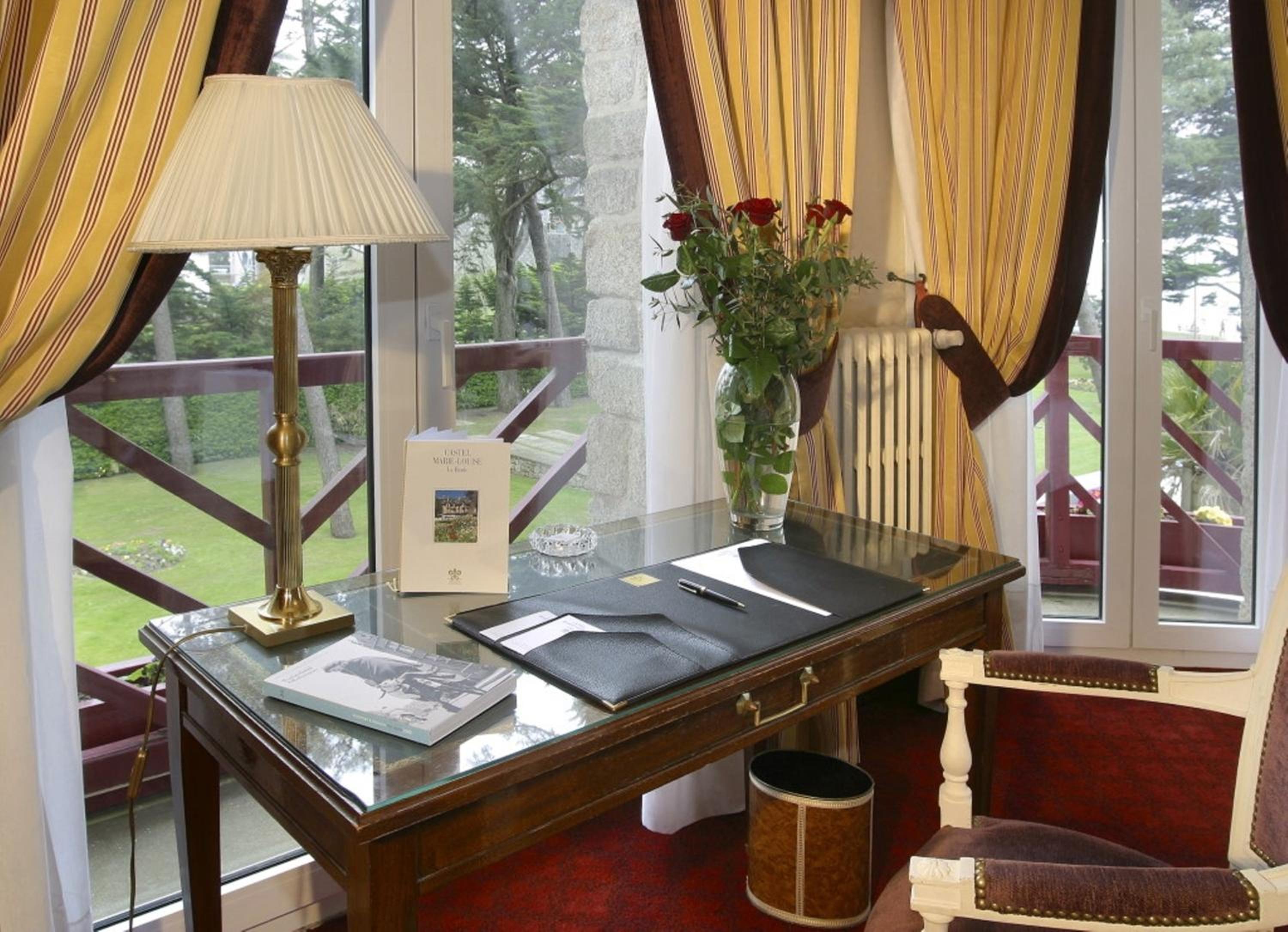 Deluxe Suite with Sea View - Photo 2