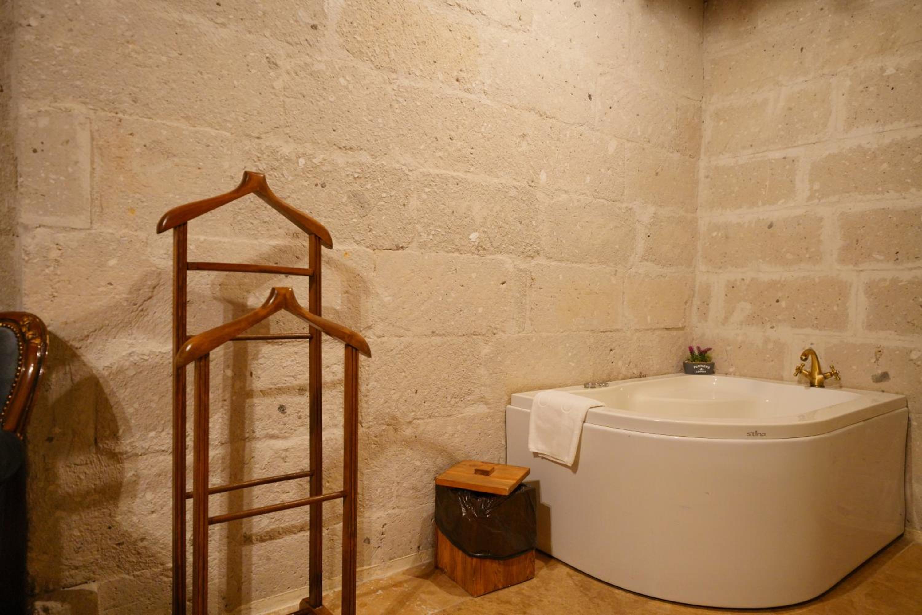 Suite with Hot Tub - Photo 4